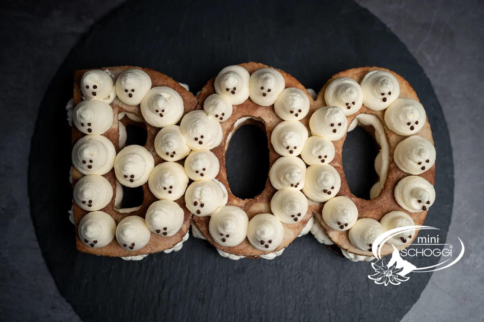 BOO-Torte von oben mit Gespenstern aus Cremetupfen