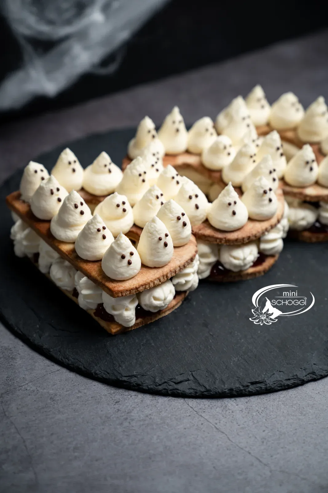 BOO-Torte schräg von oben auf einer Schieferplatte