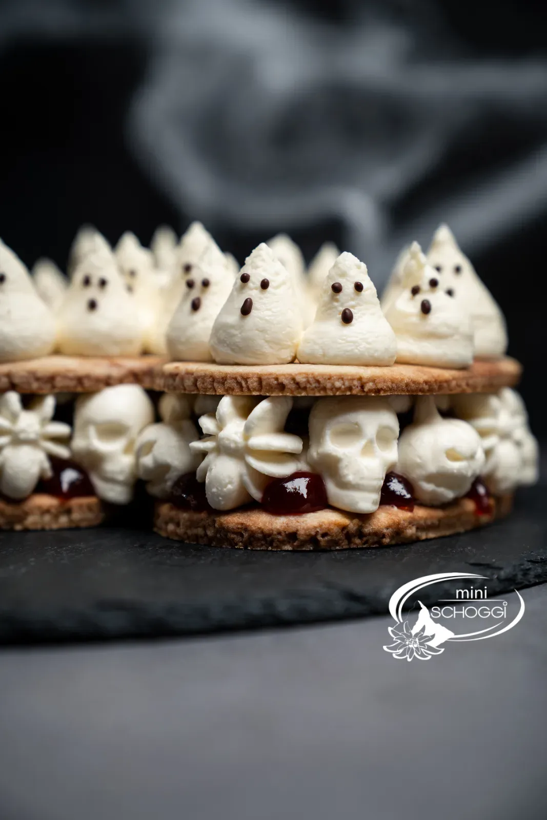 Fertige BOO-Torte mit Gespenstern