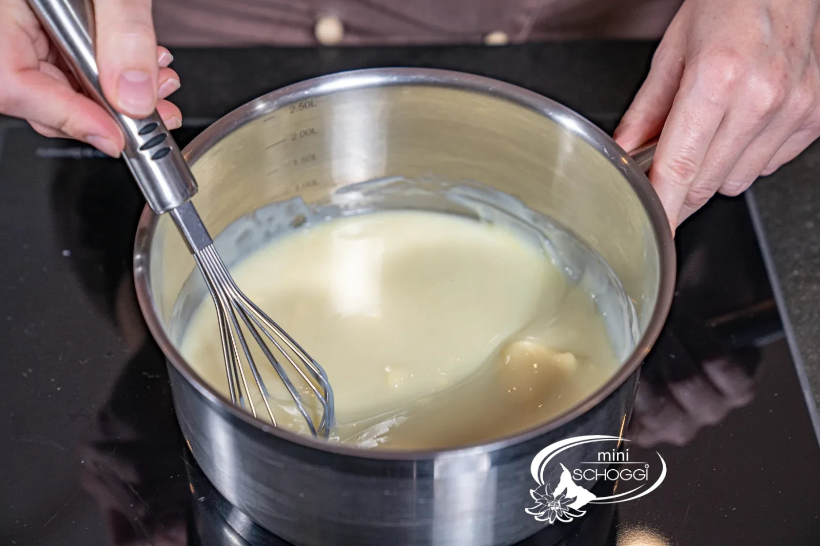 Le lait concentré sucré et le beurre fondent dans la casserole