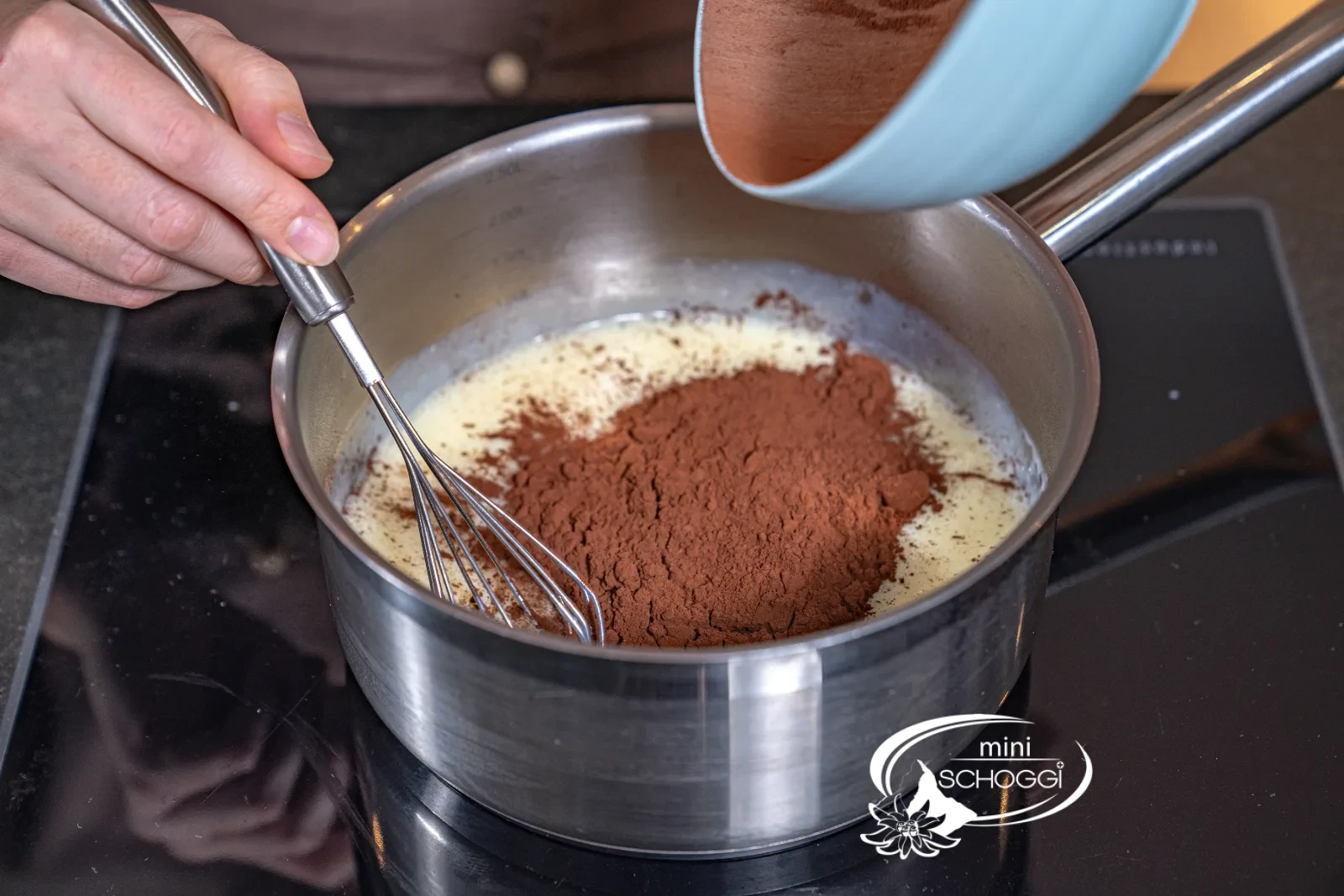 La poudre de cacao est ajoutée au lait concentré chaud