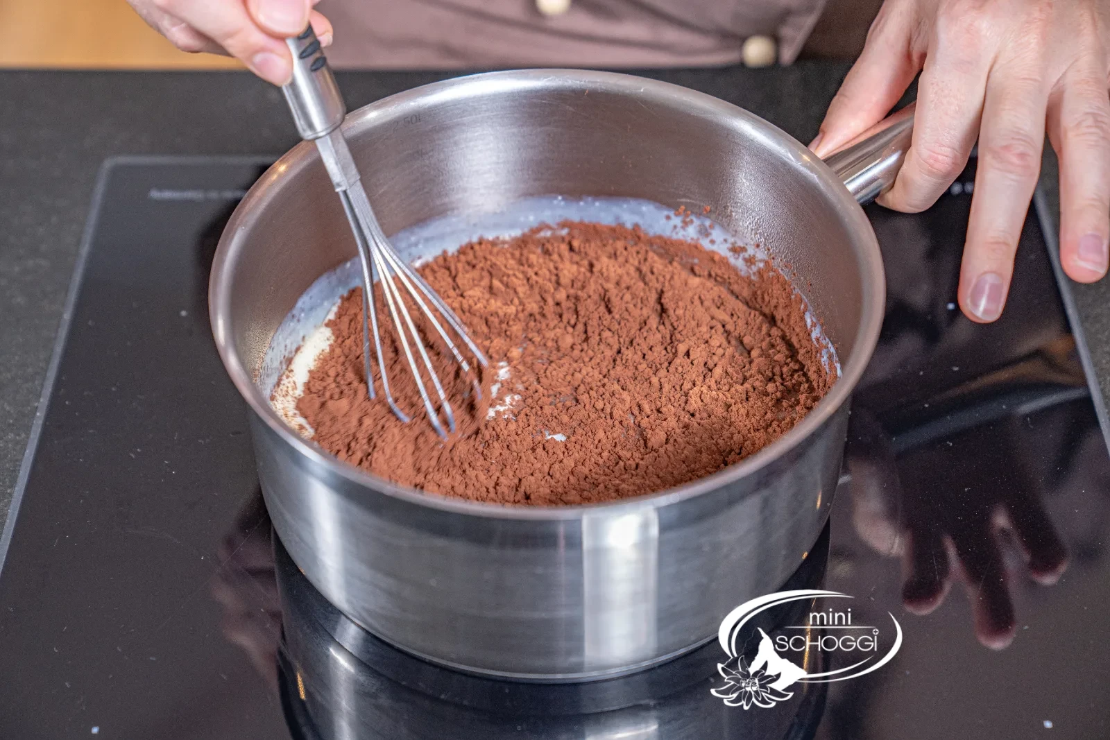 La poudre de cacao est incorporée au fouet