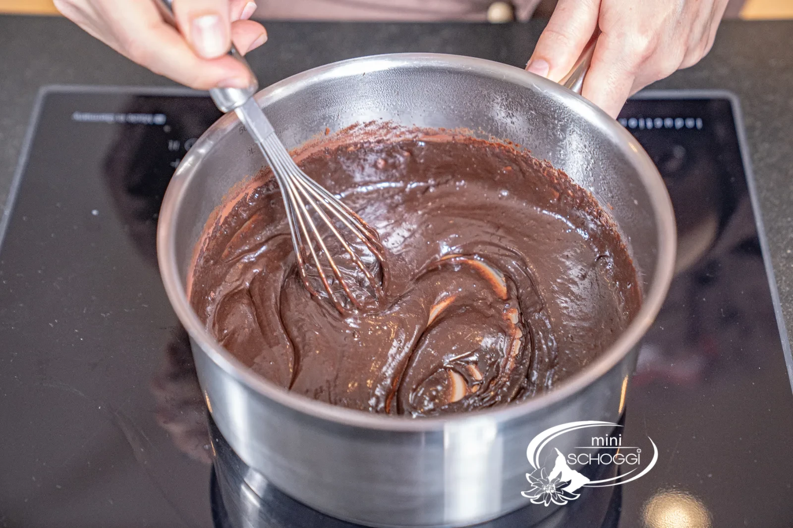 La masse à brigadeiro mijote et épaissit