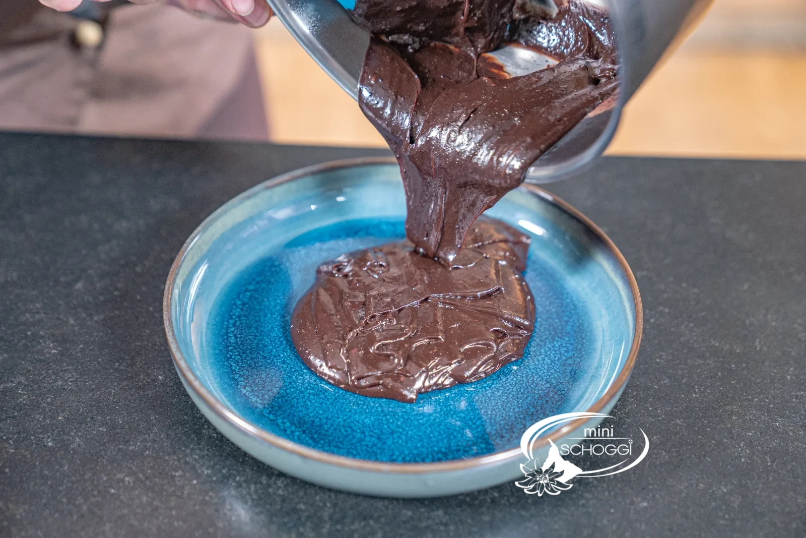 La masse à brigadeiro chaude est versée dans une assiette