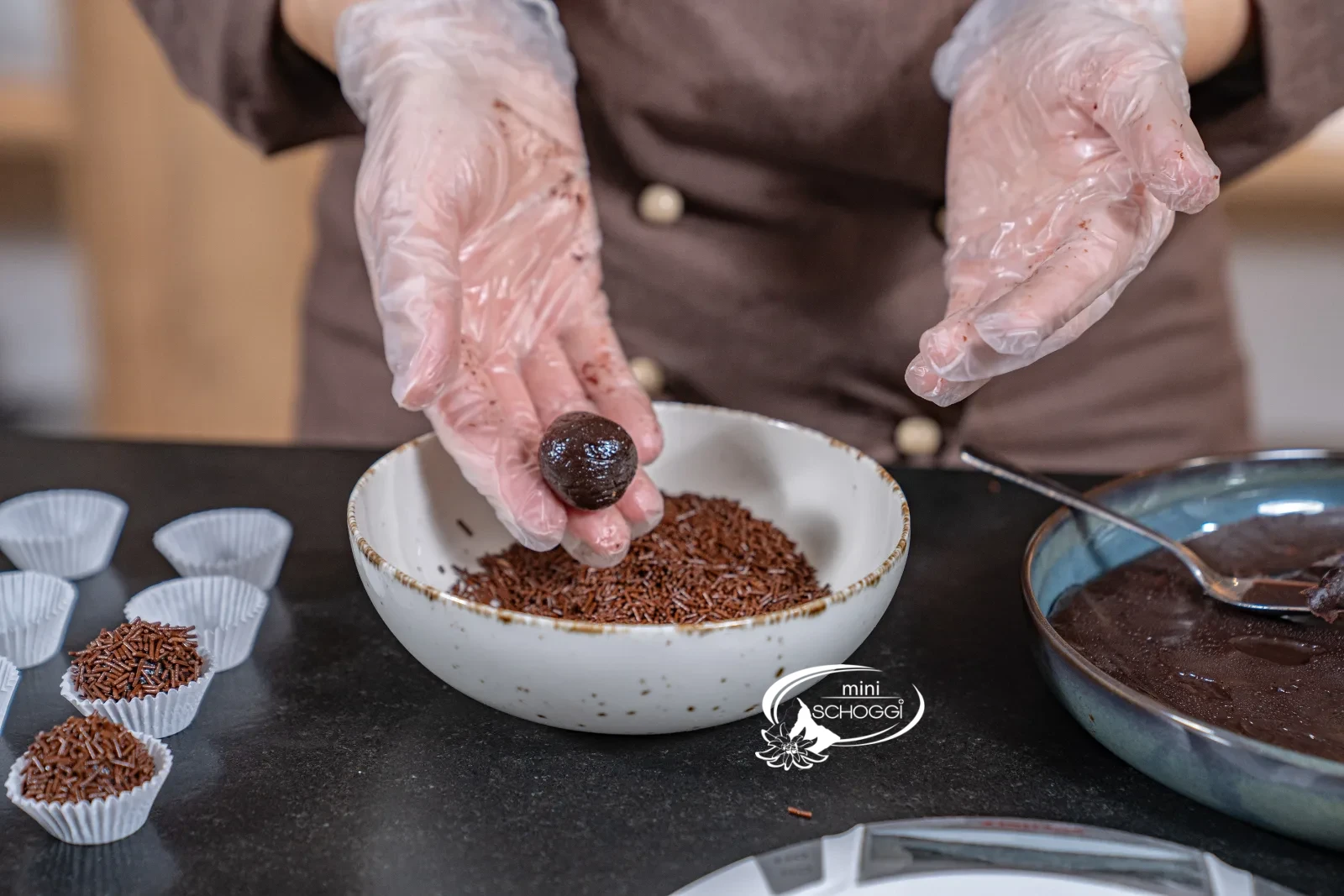 La boule est mise dans un bol avec des vermicelles de chocolat