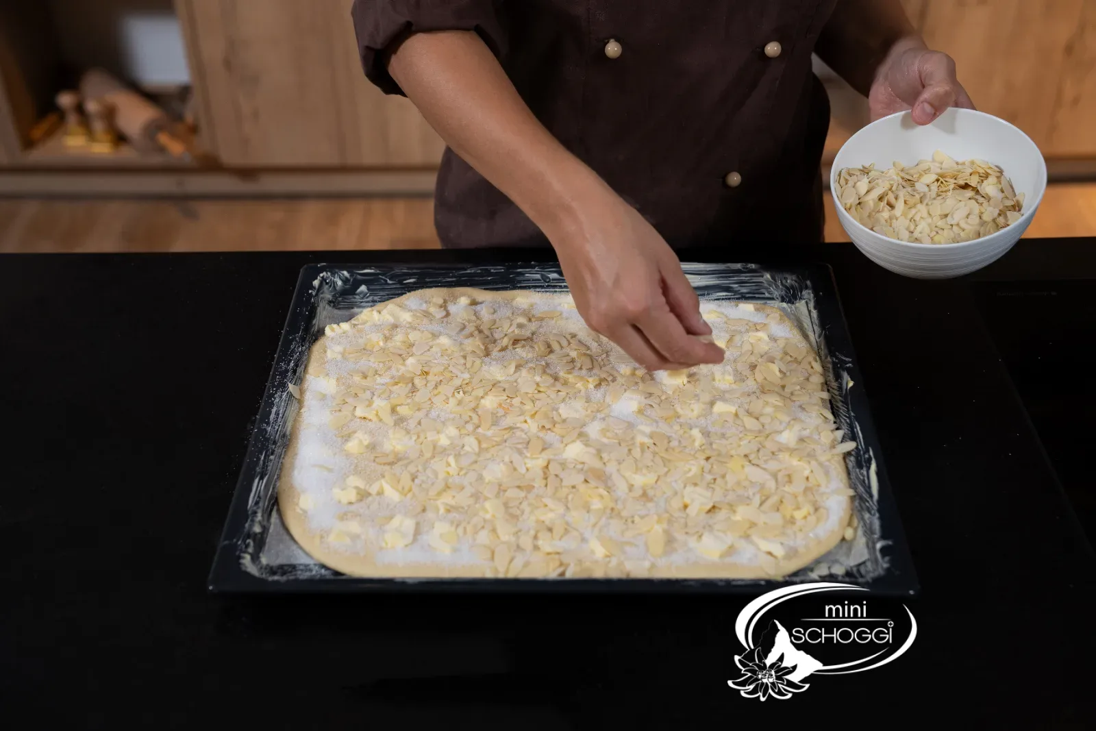 Gehobelte Mandeln werden über den Butterkuchen gestreut