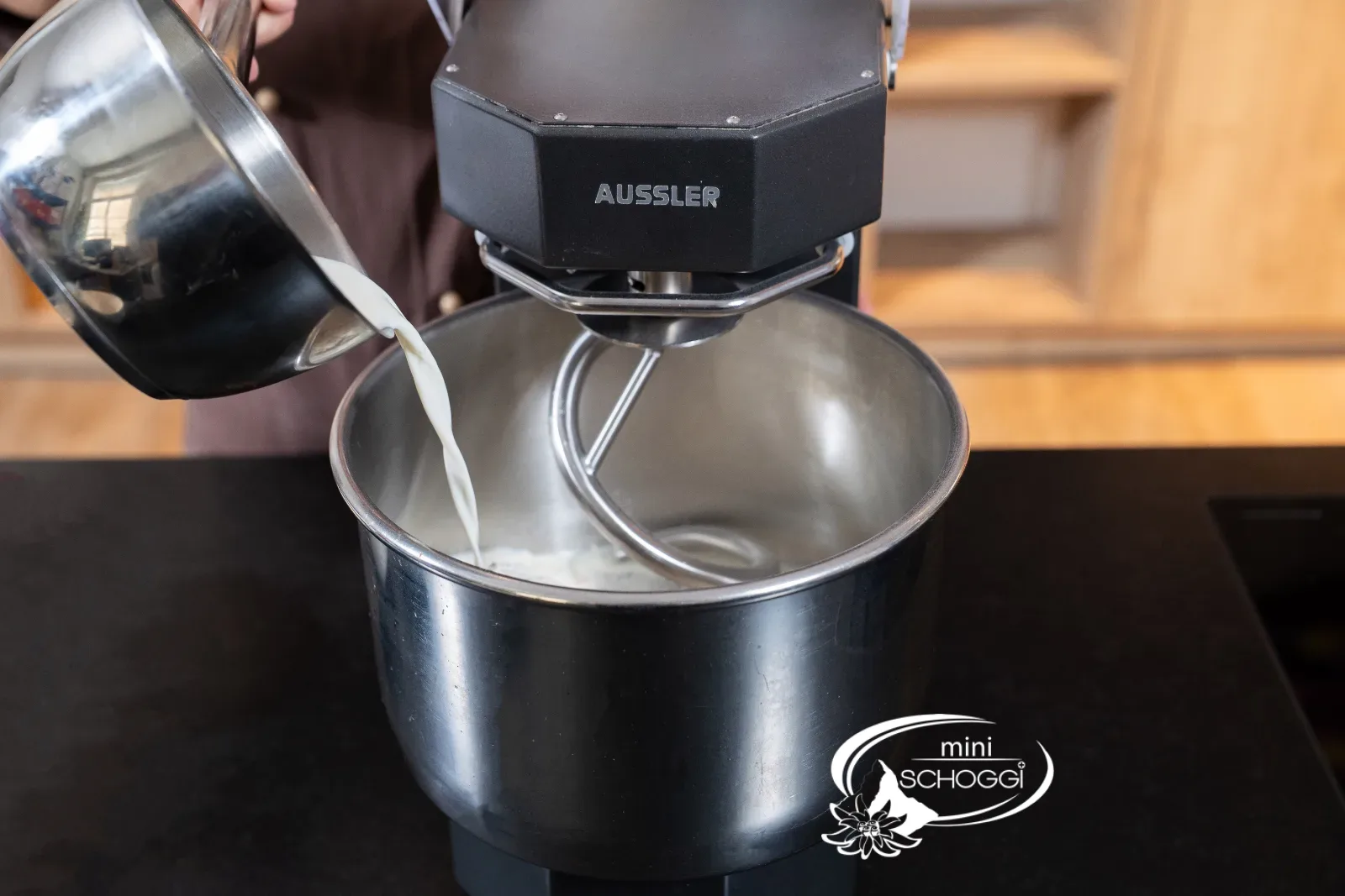 Milch wird in eine Schüssel mit Mehl gebröckelt