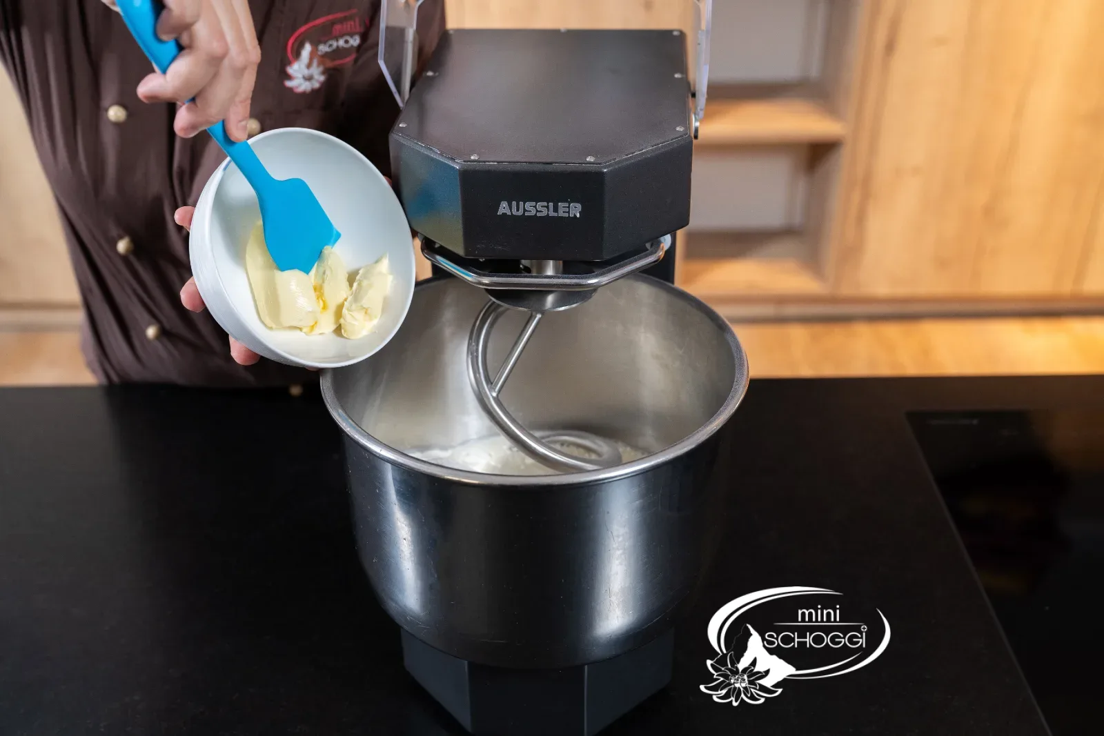 Butter wird in eine Schüssel mit Mehl gebröckelt