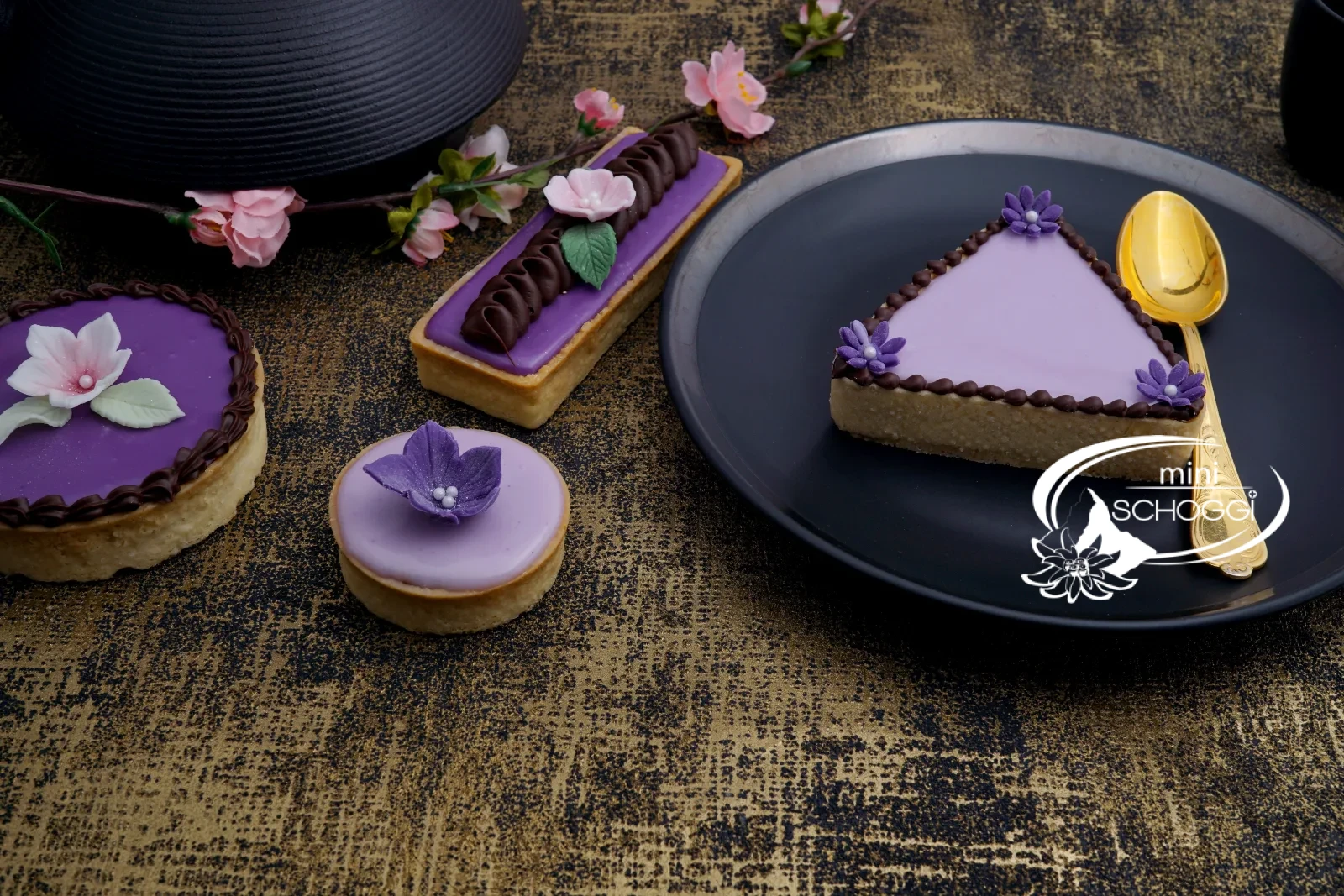 Diversi carac con glassa di fondant verde, ripieno di ganache e punto di cioccolato