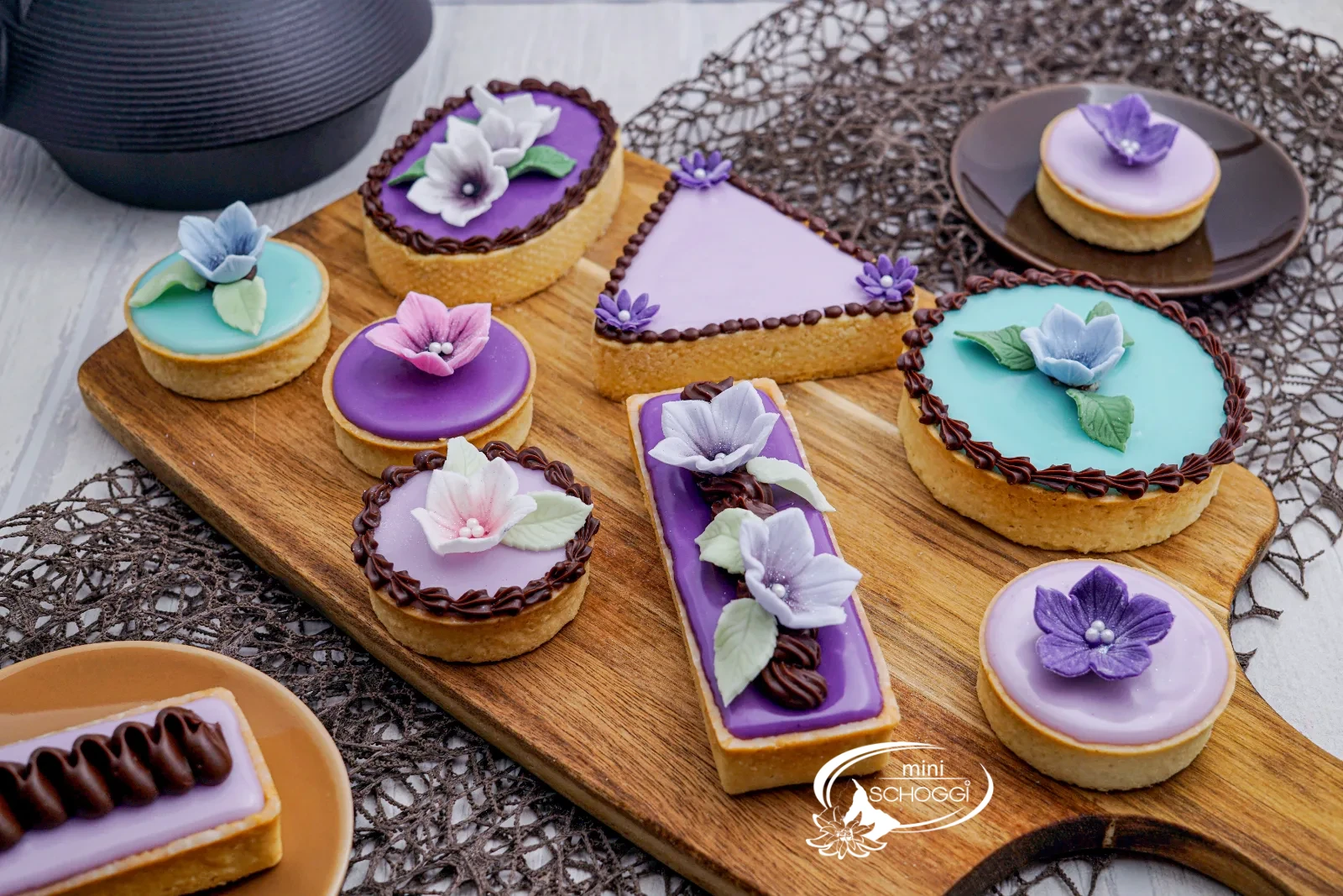 Diversi carac con glassa di Fondant verde, ripieno di Ganache e punto di cioccolato