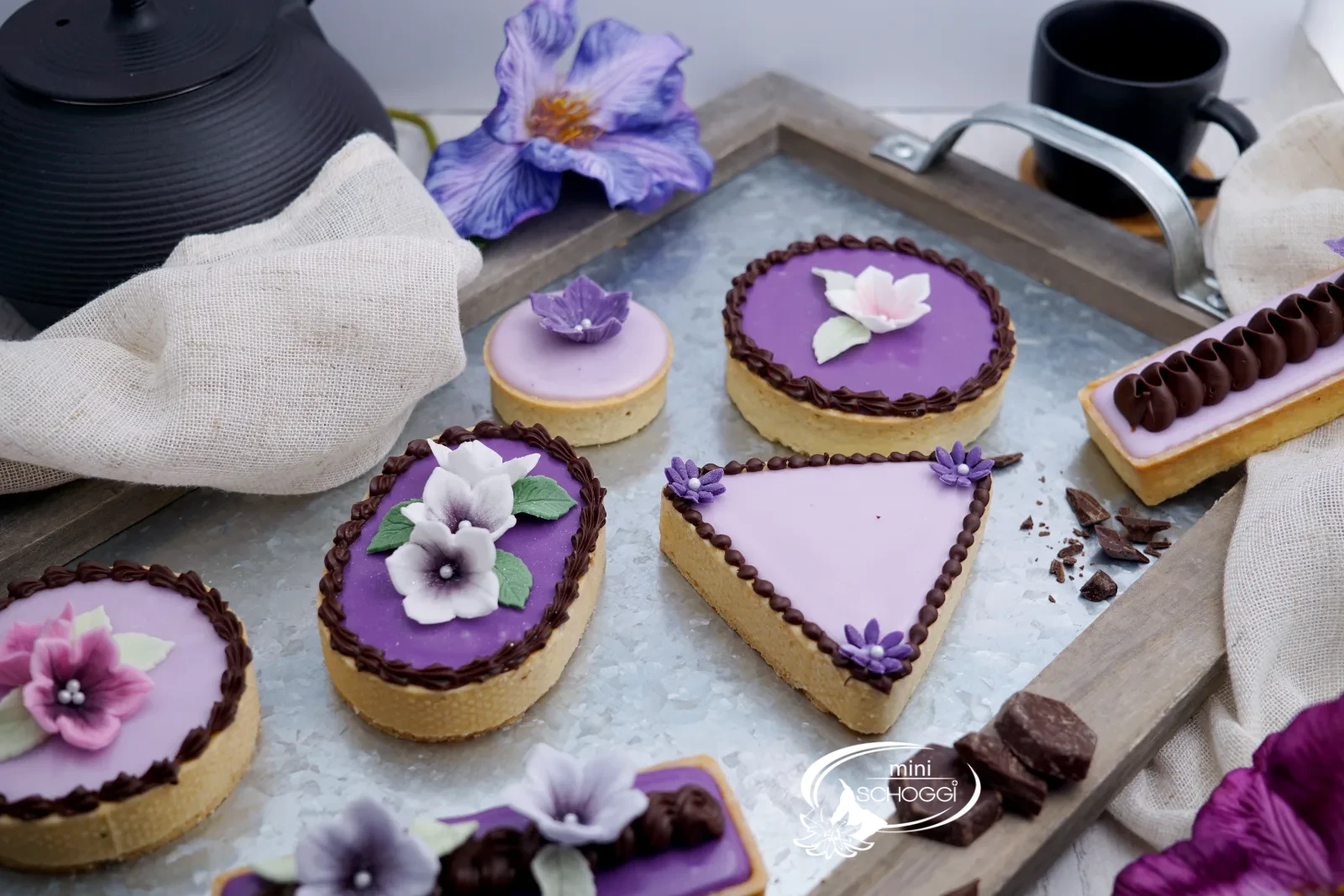 Diversi carac con glassa di Fondant verde, ripieno di Ganache e punto di cioccolato