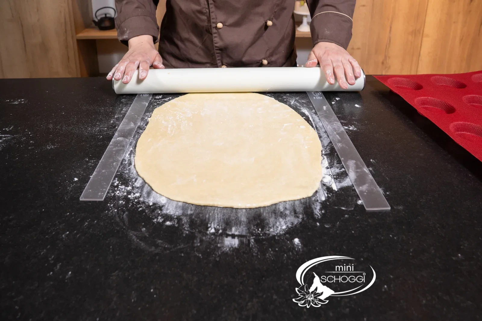 La pasta viene stesa con il mattarello tra gli spessori a 3 mm
