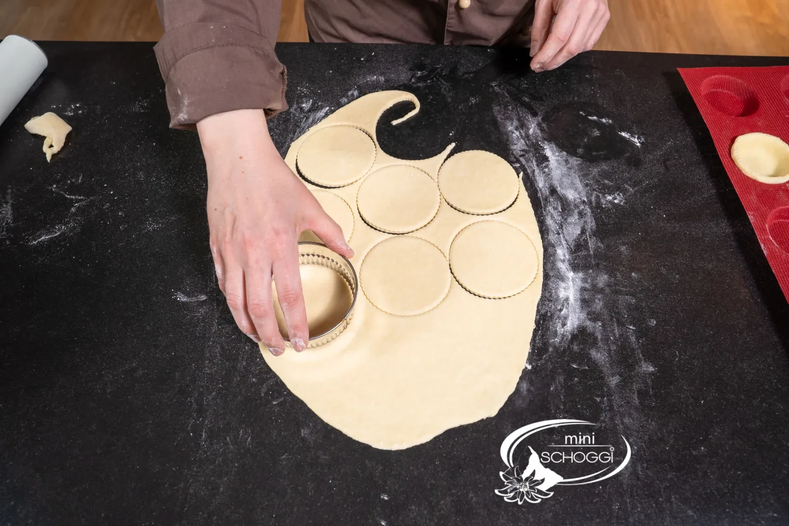 Con il tagliabiscotti ondulato si ritagliano cerchi da 9 cm dalla pasta