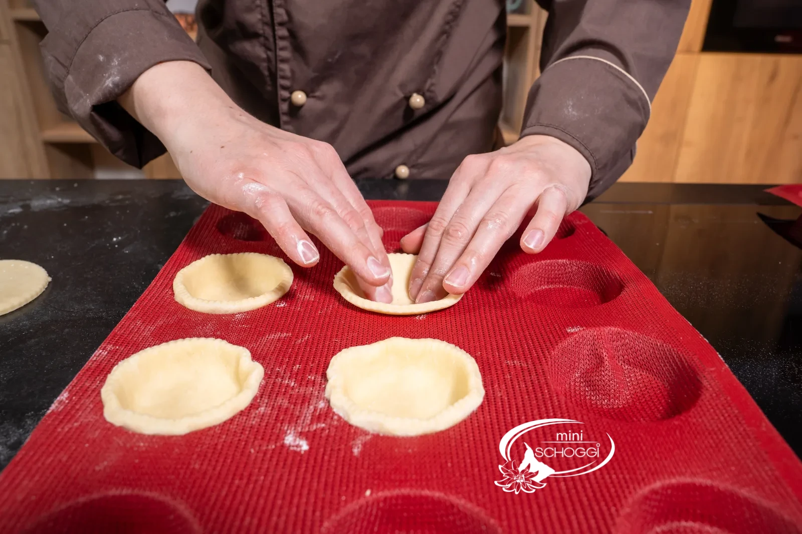 La pasta viene premuta con cura negli incavi del tappetino in silicone perforato