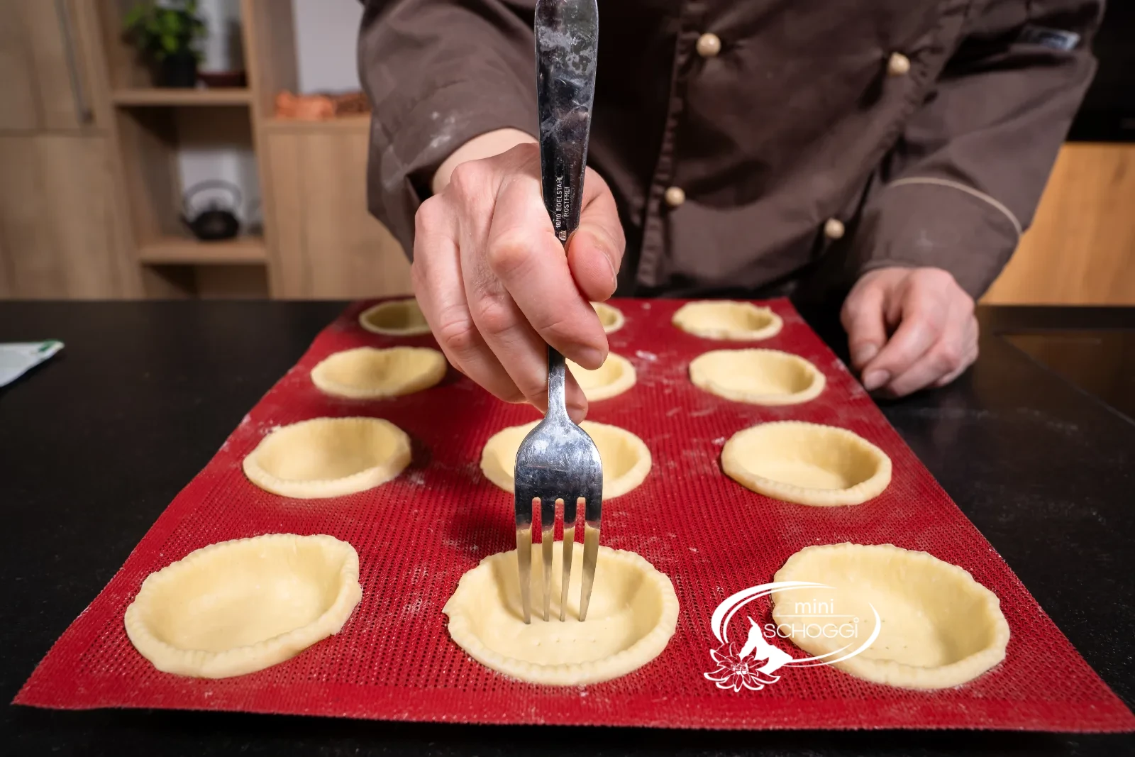 I fondi di pasta vengono bucherellati con una forchetta