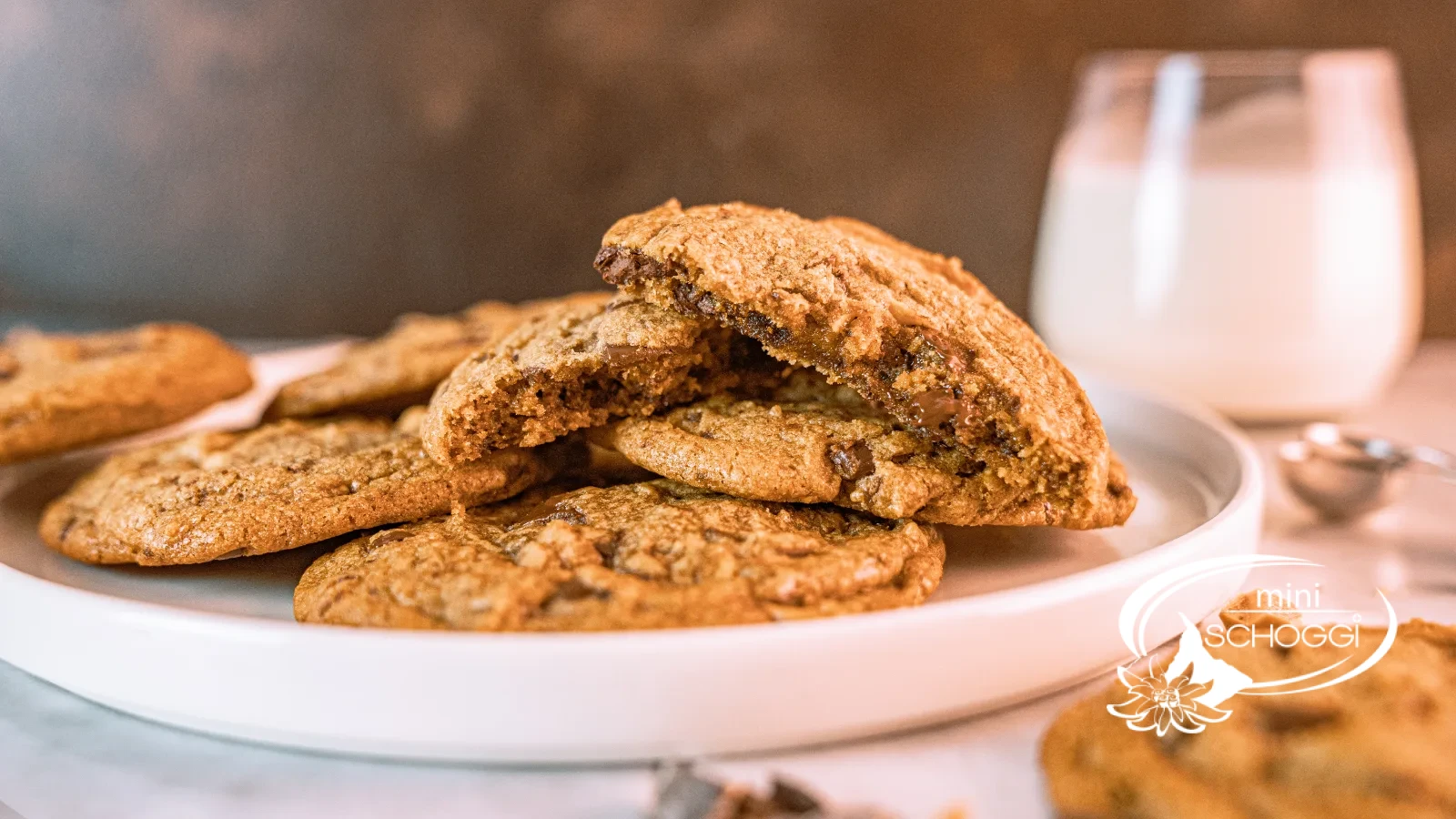 Un piatto con American Chocolate Chip Cookies, fotografato in verticale