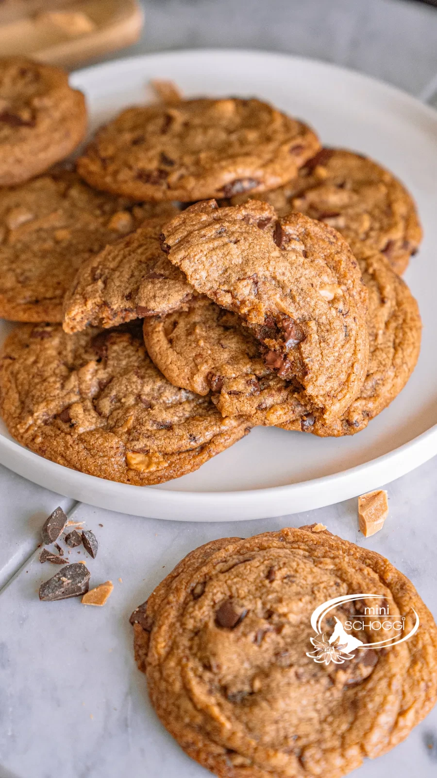 I cookies appena sfornati su un piatto, fotografati dall'alto