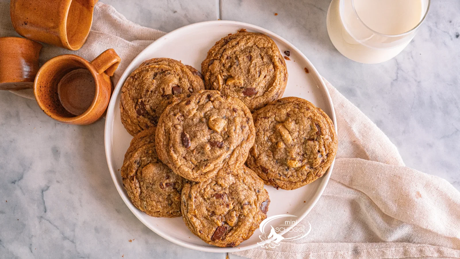 Un piatto con American Chocolate Chip Cookies, fotografato in verticale
