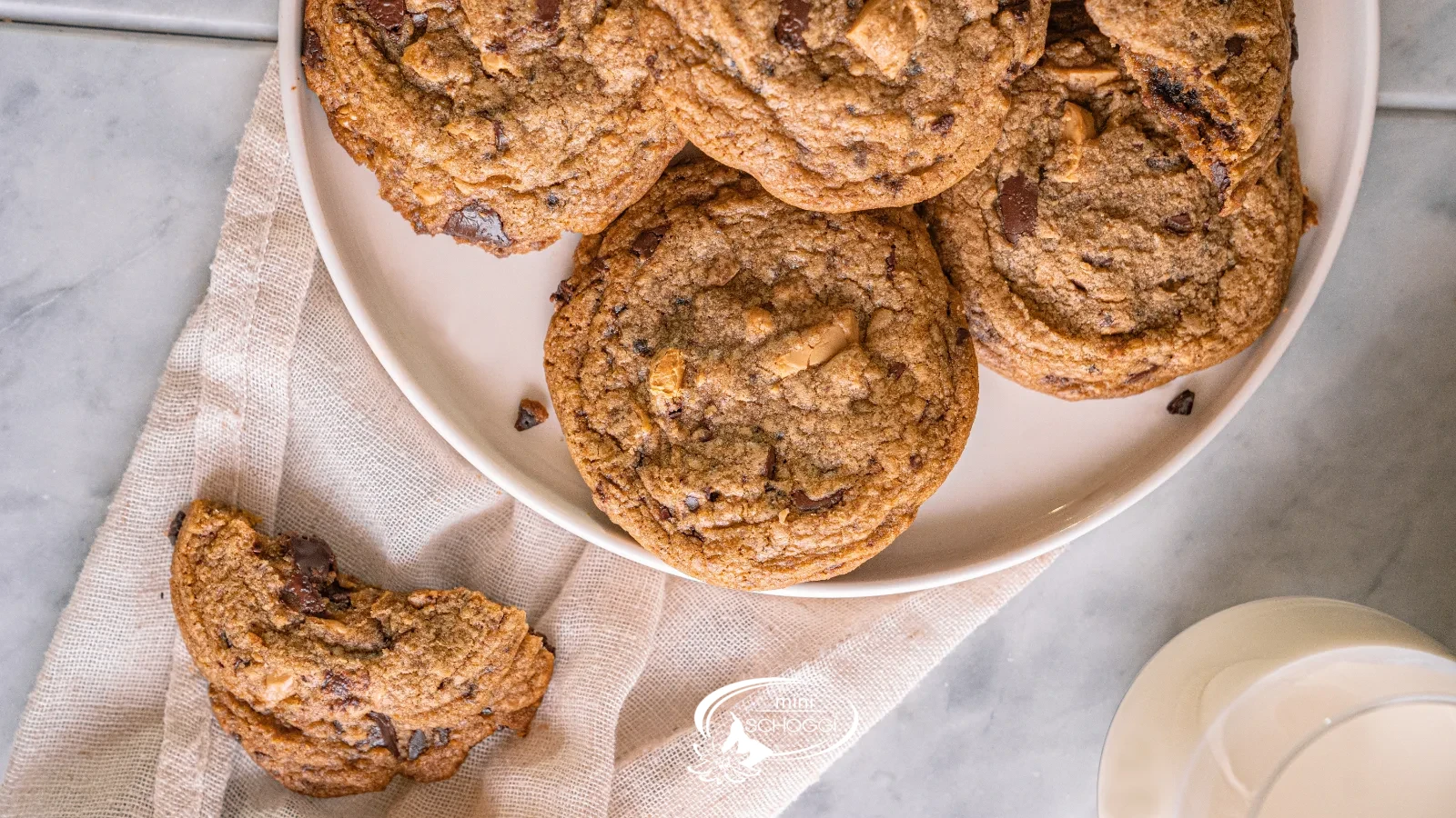 Un piatto con American Chocolate Chip Cookies, fotografato in verticale