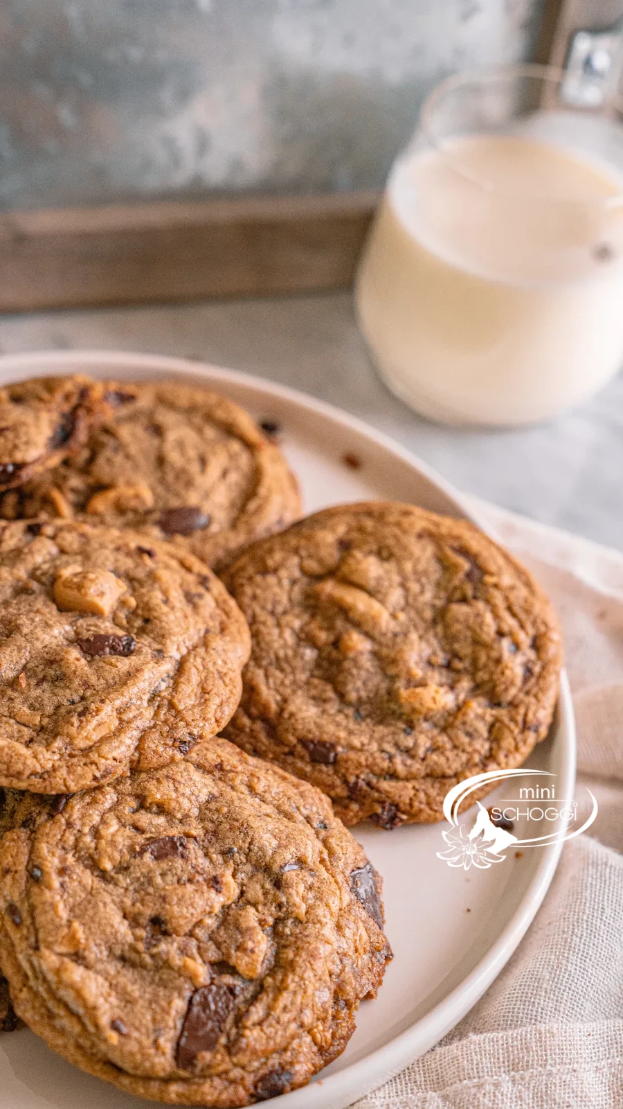 I cookies appena sfornati su un piatto, fotografati dall'alto