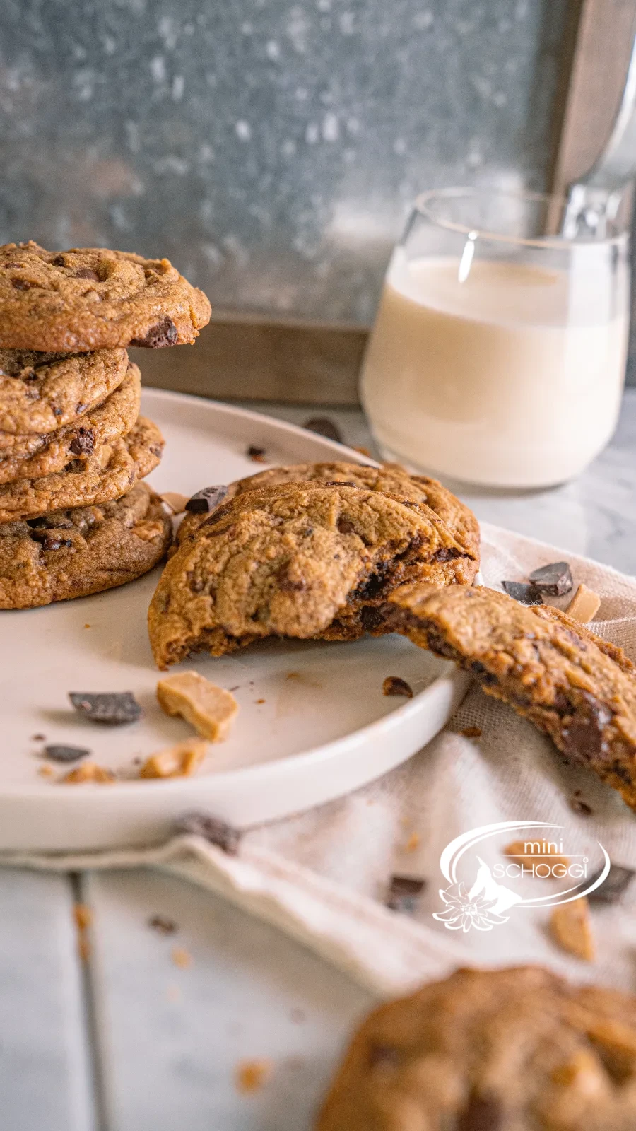 Un piatto con American Chocolate Chip Cookies, fotografato in verticale