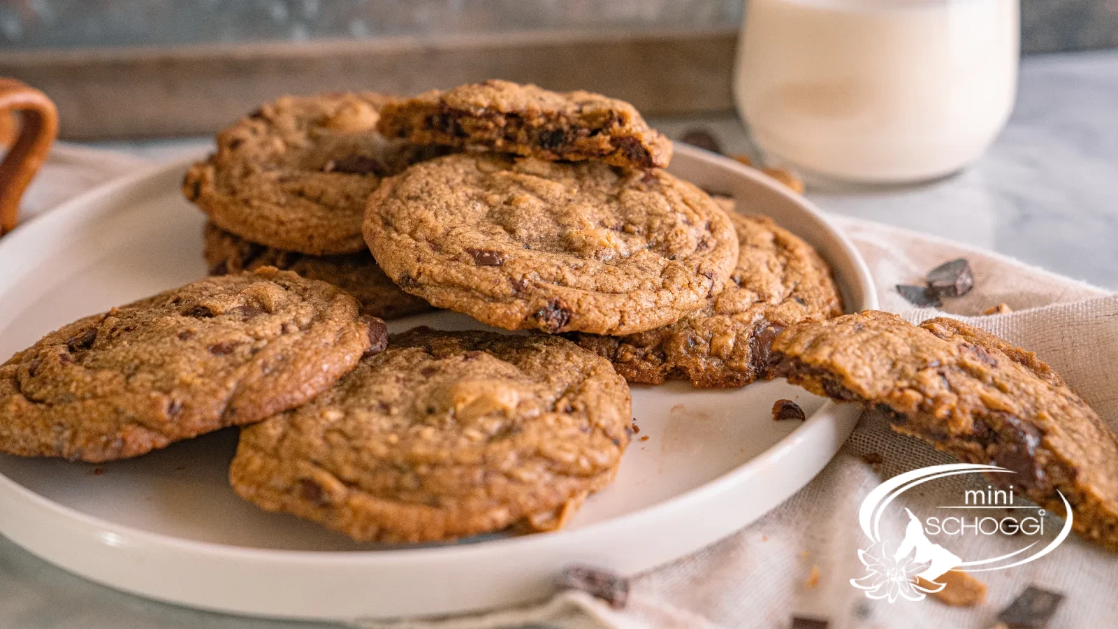 Un piatto con American Chocolate Chip Cookies, fotografato in verticale