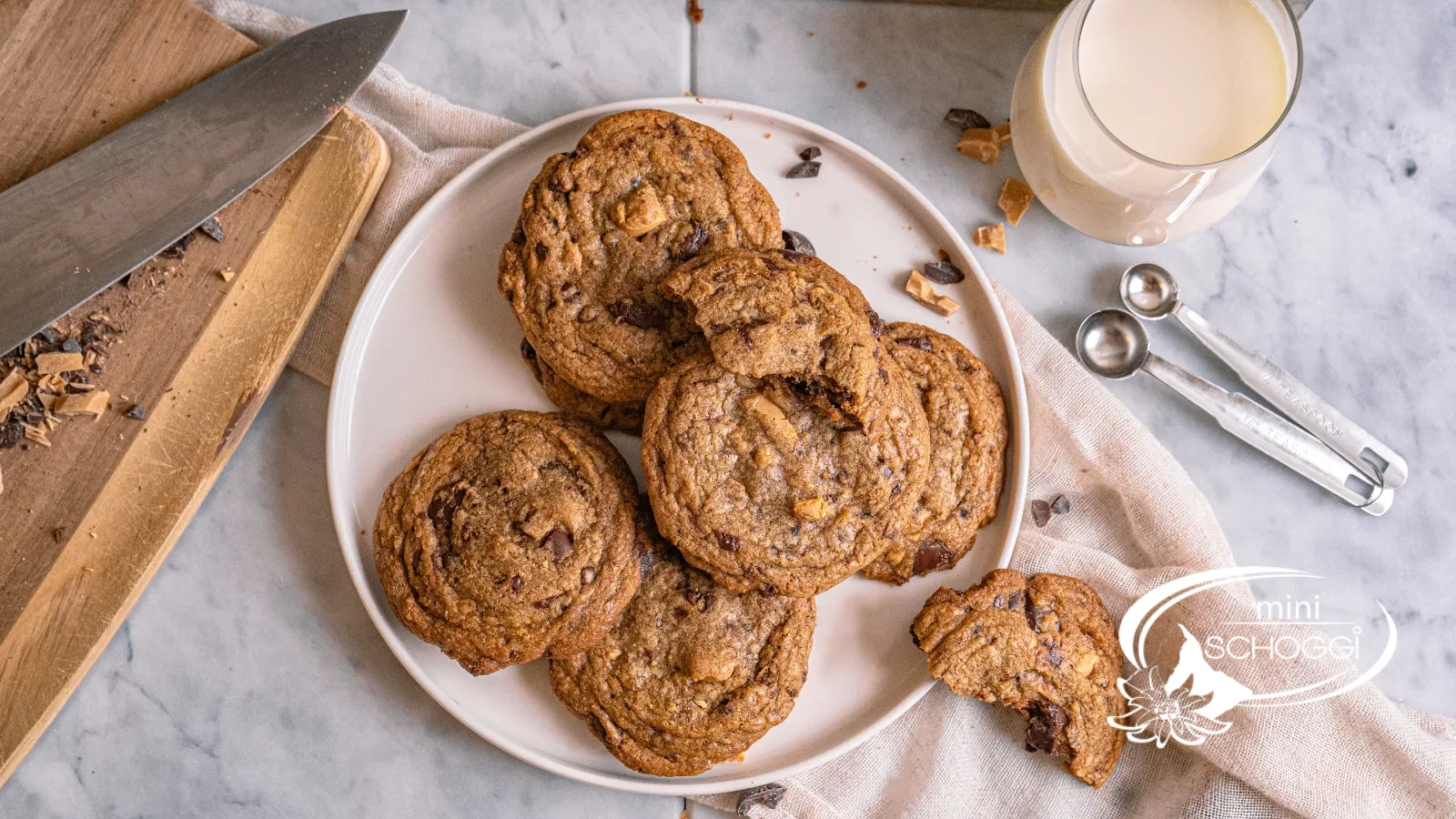 Un piatto con American chocolate chips cookies, fotografato in verticale