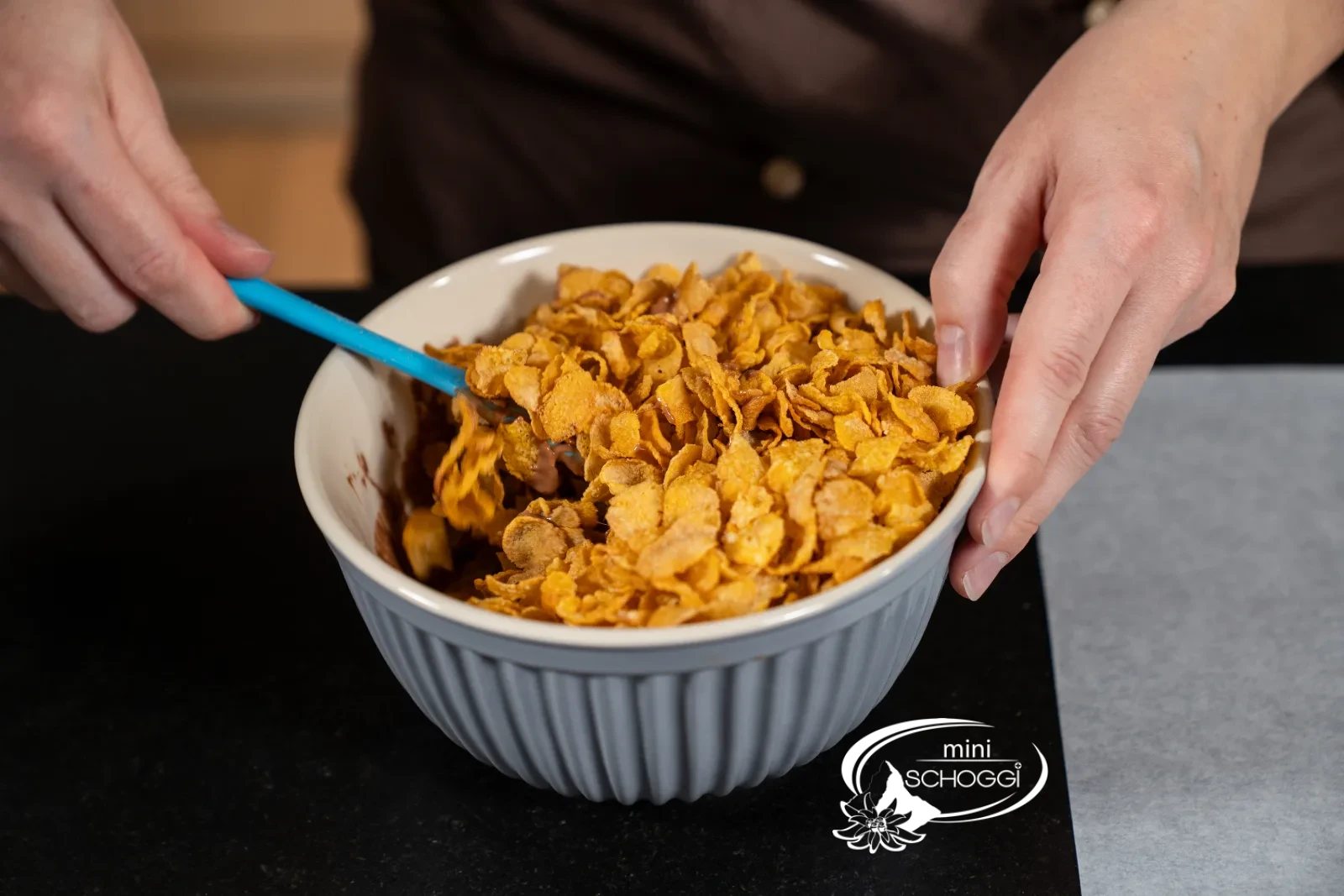 I cornflakes vengono aggiunti nella ciotola con la copertura al latte liquida