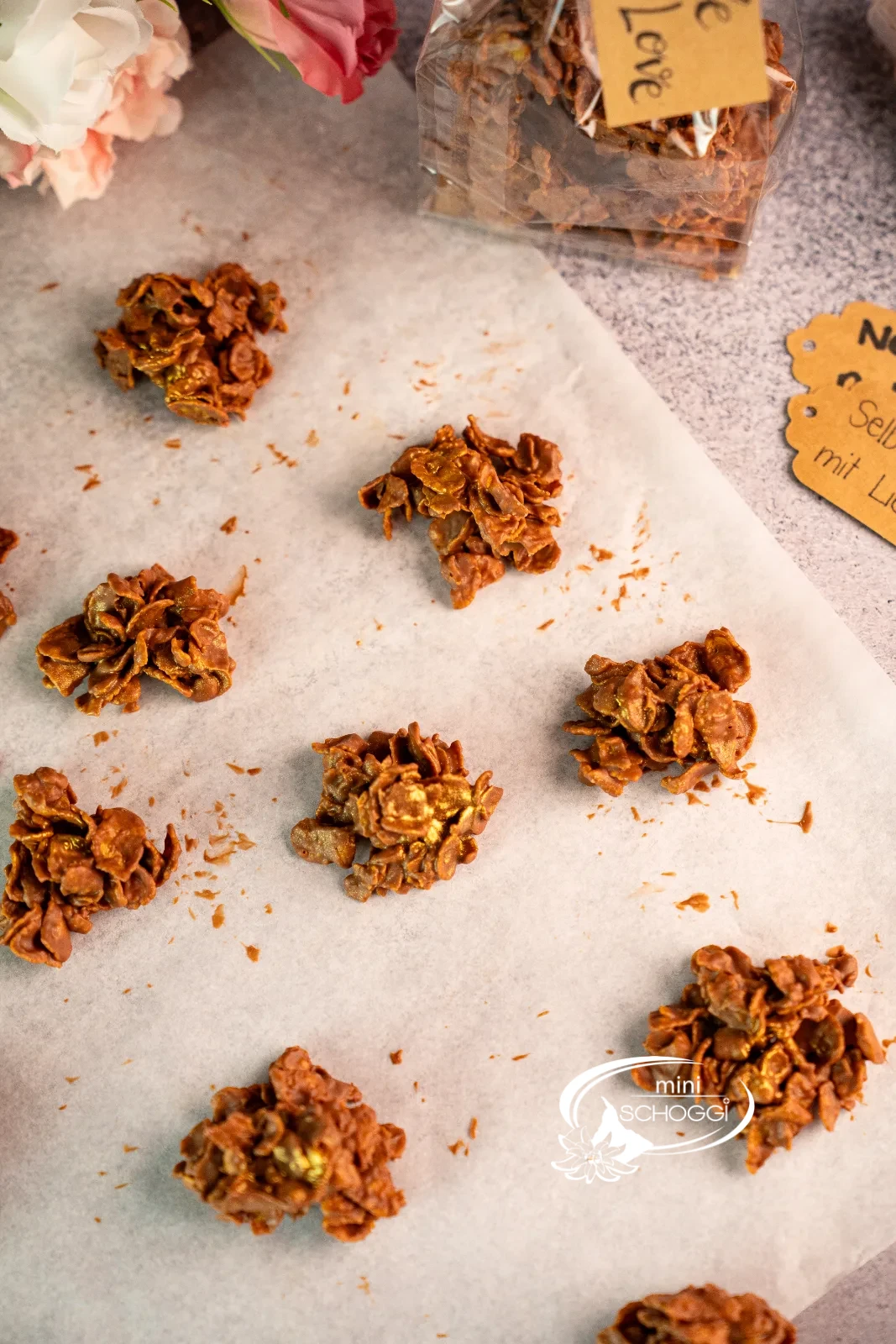 Biscotti cornflakes nel sacchetto trasparente con fiocco marrone come regalo