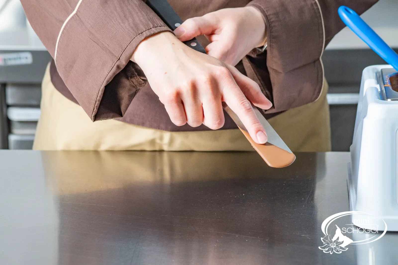 Die angezogene Probe wird mit dem Finger geprüft