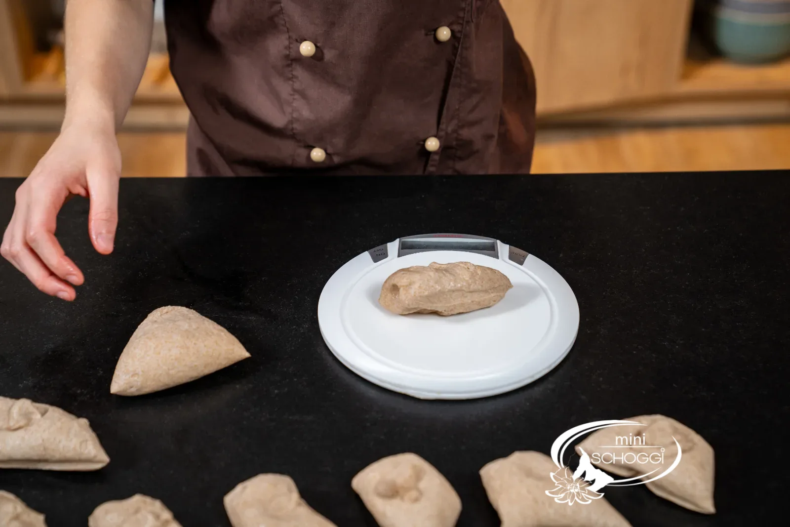 Teigstücke auf 80 g abwiegen