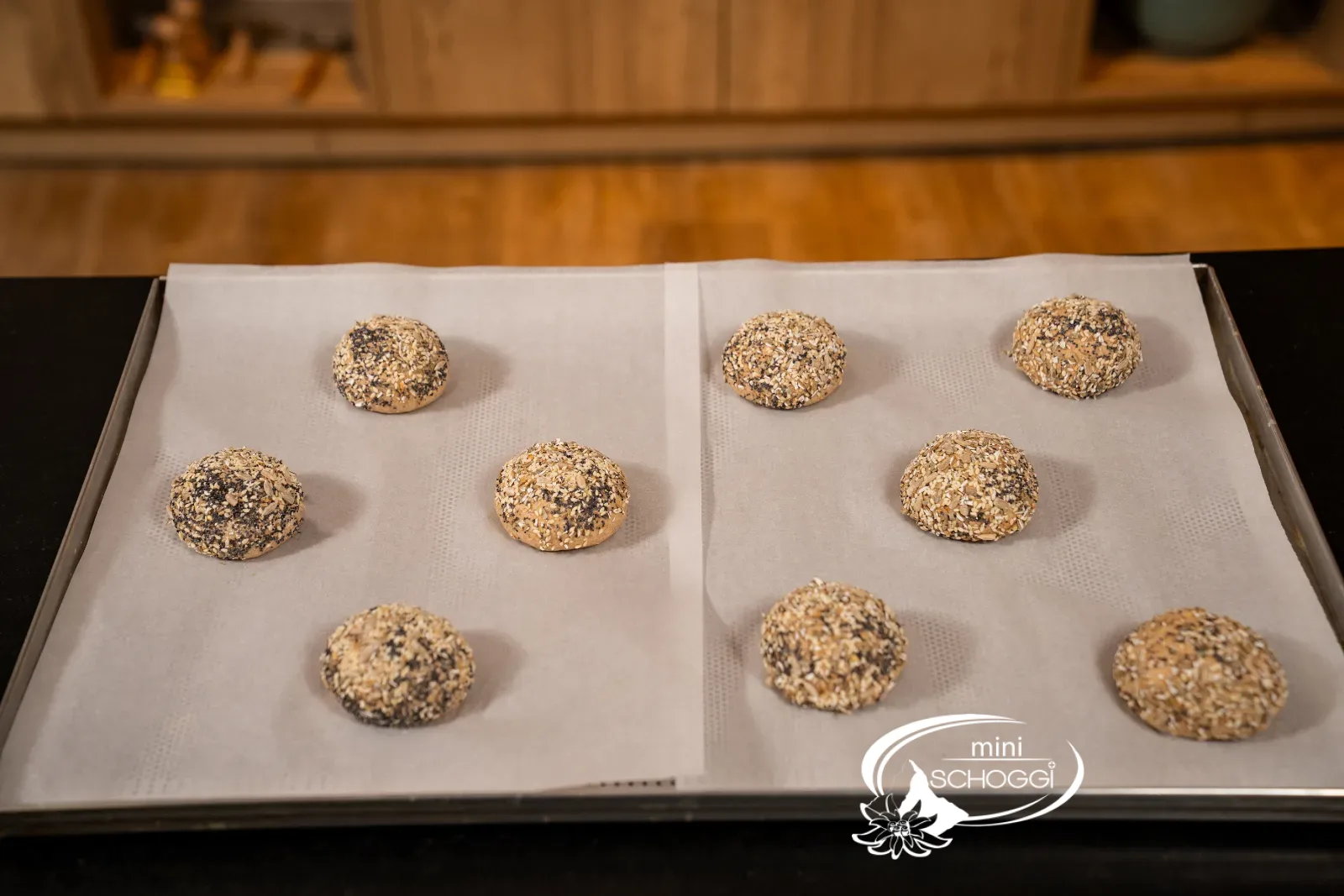 Brötchen auf dem Backblech vor dem Backen