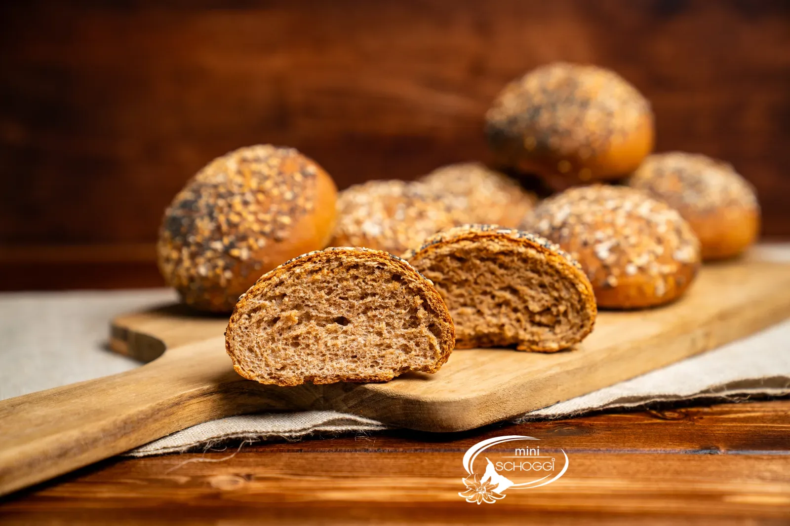 Dinkel-Vollkornbrötchen in einem Korb mit rotem Tuch