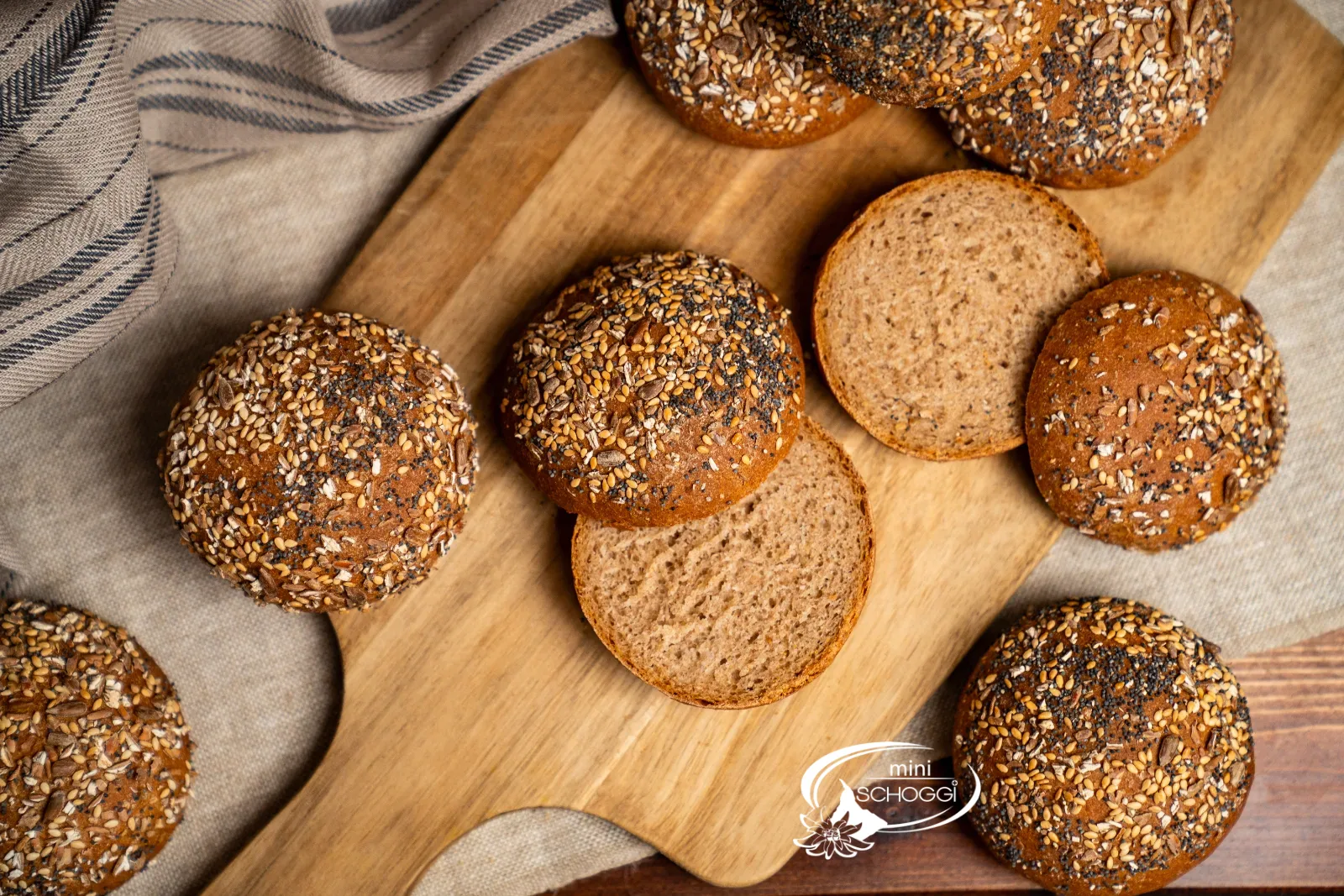 Aufgeschnittenes Dinkel-Vollkornbrötchen mit saftiger Krume