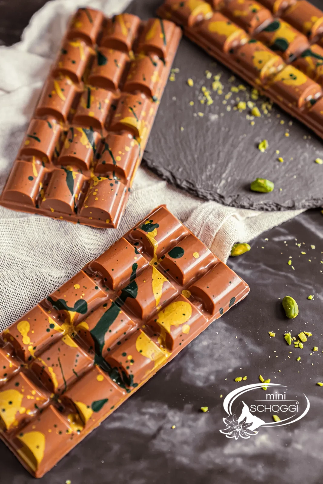 Tablette de chocolat Dubai avec des éclaboussures vert-doré