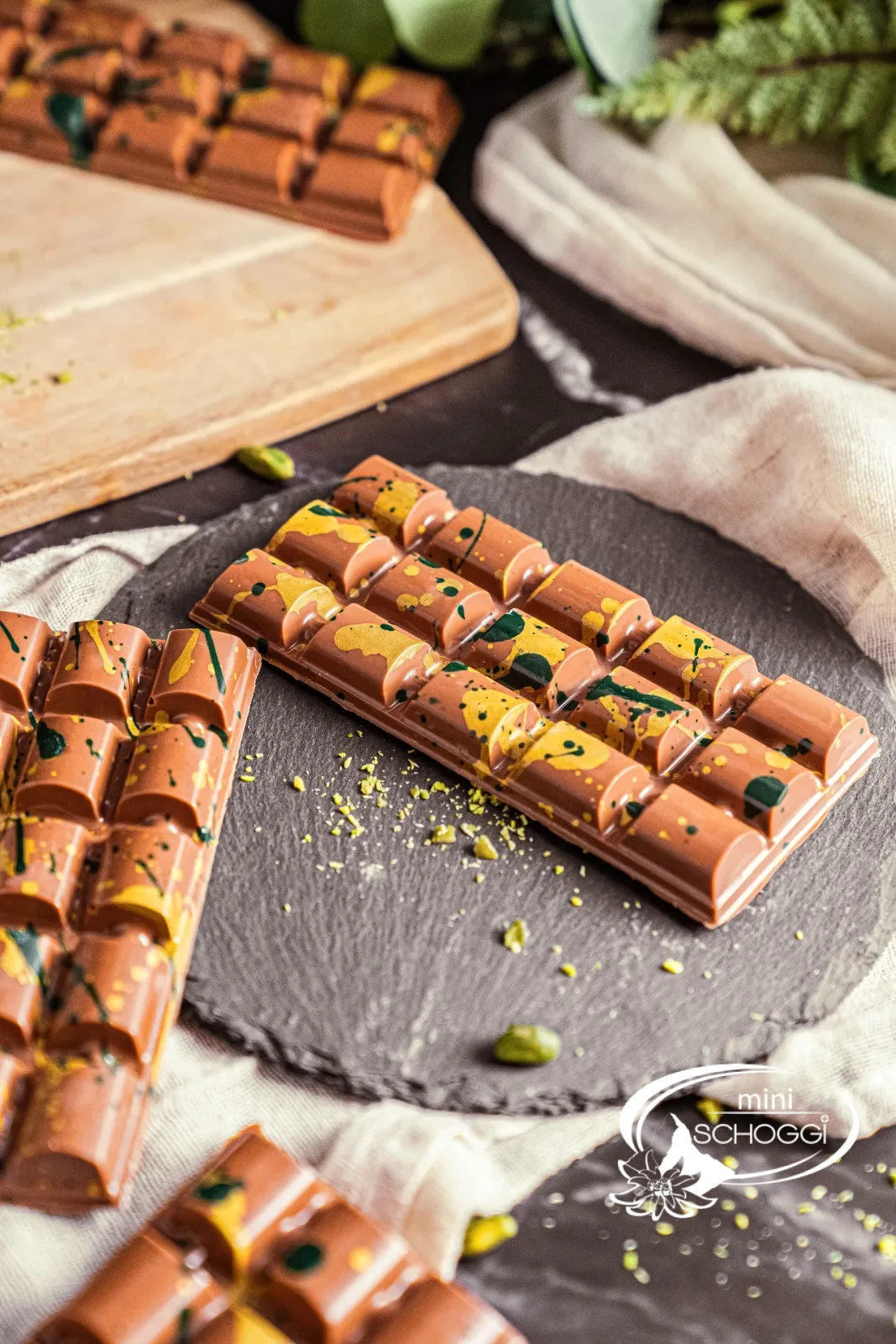 Tablette de chocolat Dubai avec des éclaboussures vert-doré