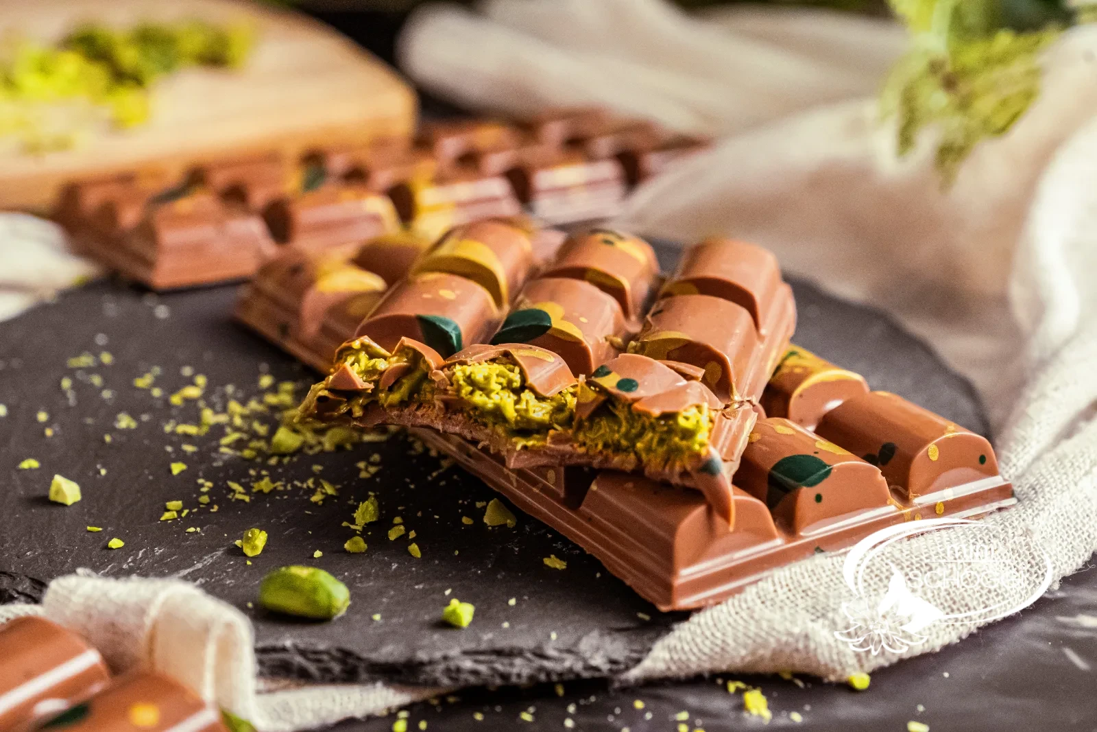 Tablette de chocolat Dubai avec des éclaboussures vert-doré