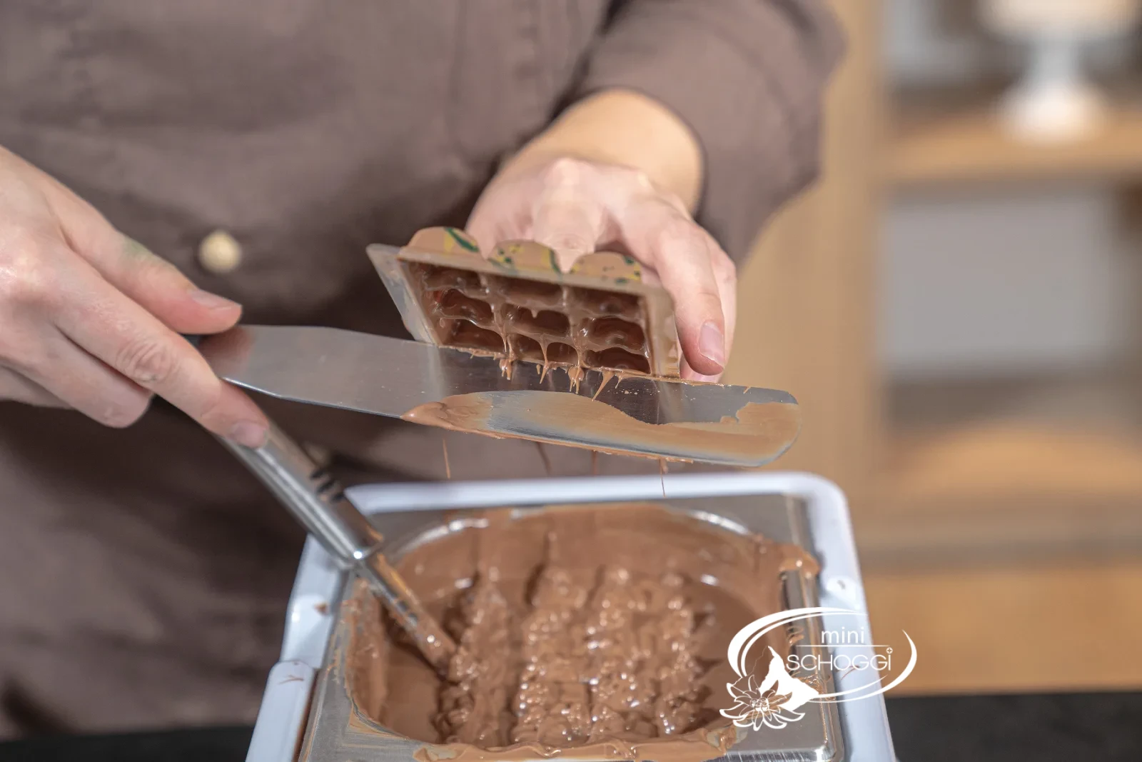 Le dessous du moule est essuyé proprement avec la spatule