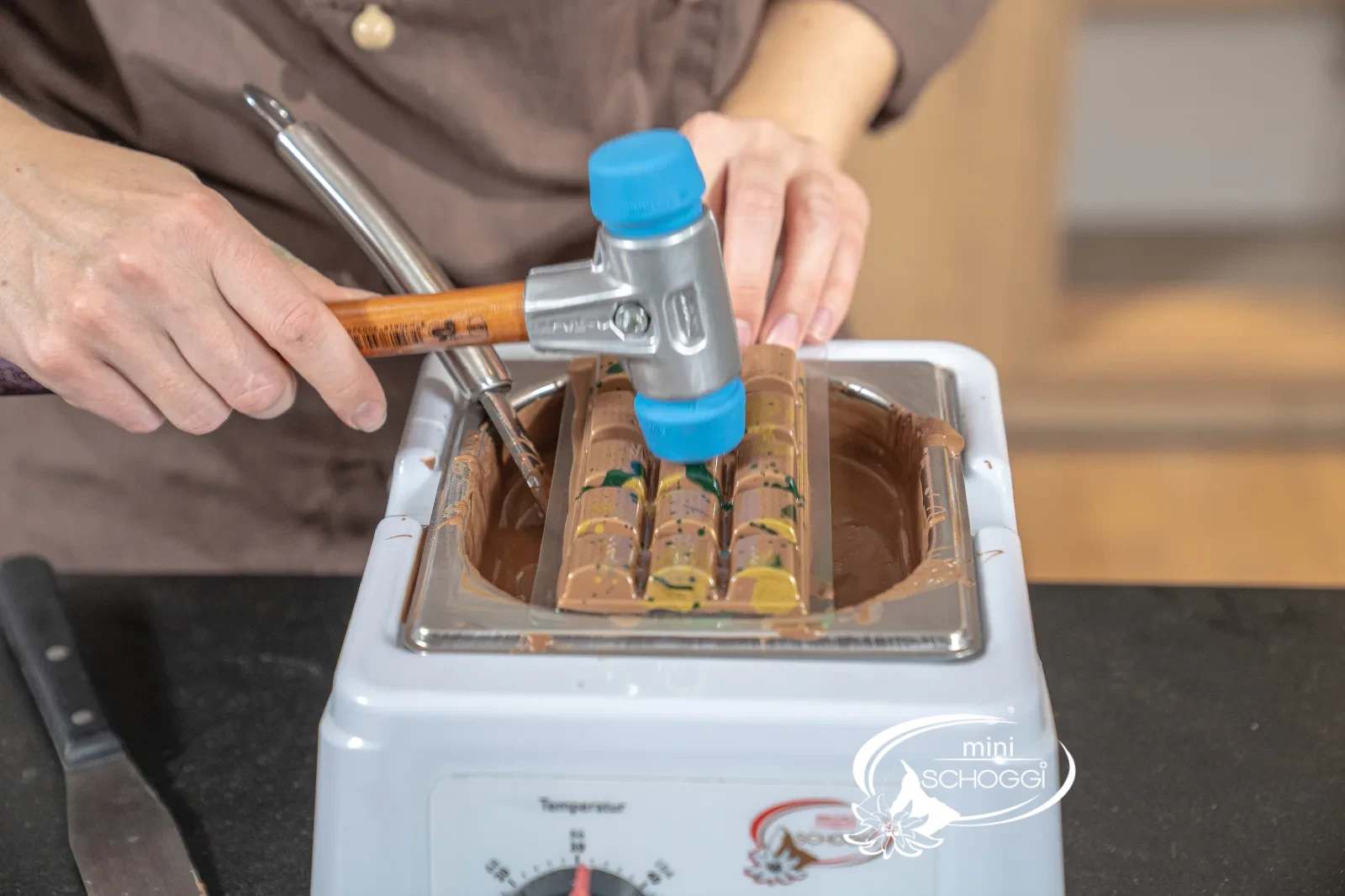 La coque est amincie à coups de marteau à chocolat
