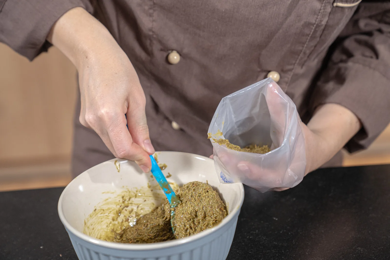 Le fourrage aux pistaches est déposé dans la coque de chocolat coulée