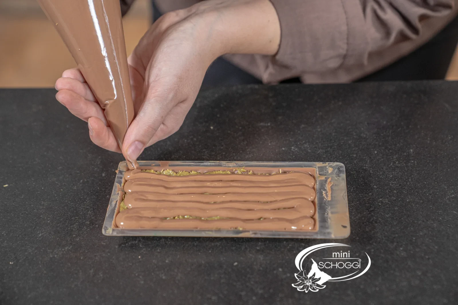 La garniture est refermée avec de la couverture tempérée à la poche à douille