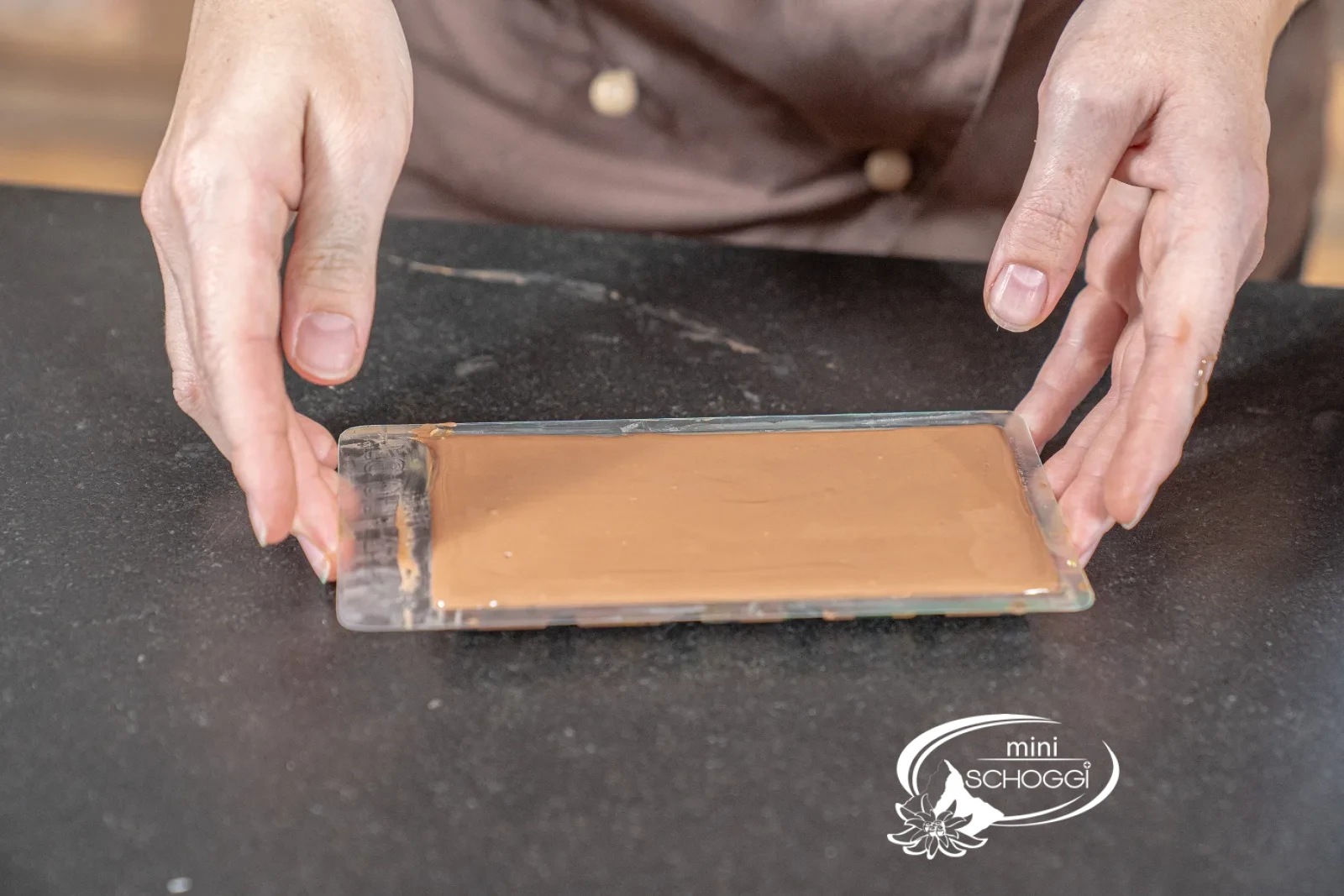 The filling is sealed with tempered couverture from the Piping bag