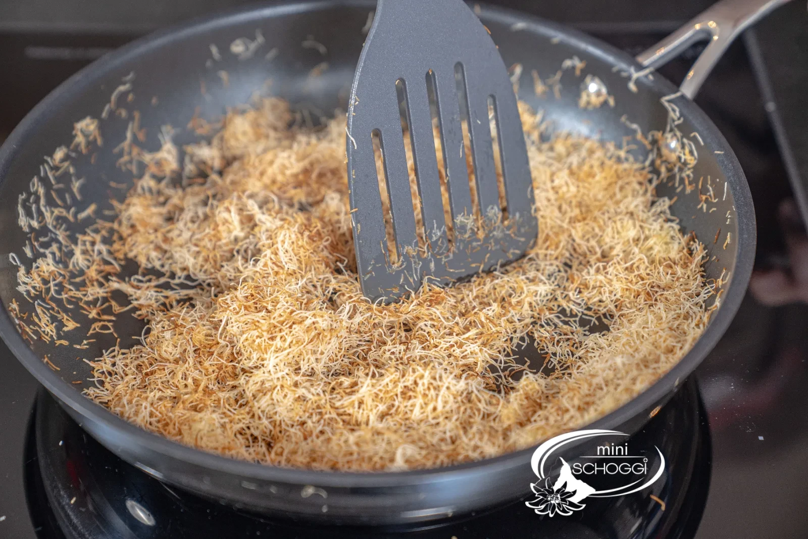 Le knafeh est doré et grillé jusqu'à être croustillant
