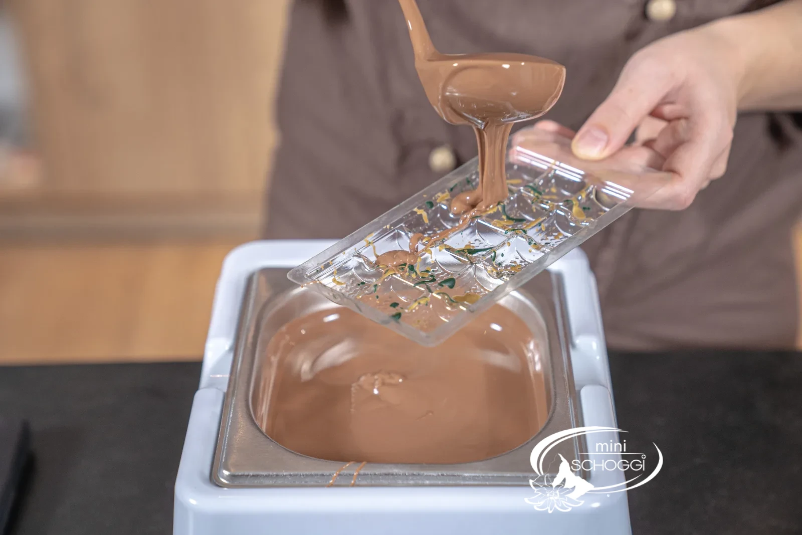 Le moule à tablette est entièrement rempli de couverture de lait tempérée
