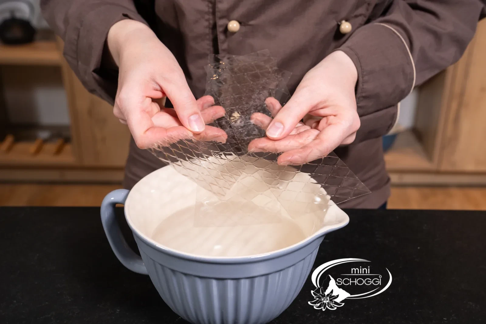 La gelatina in fogli si ammolla in una ciotola con acqua fredda