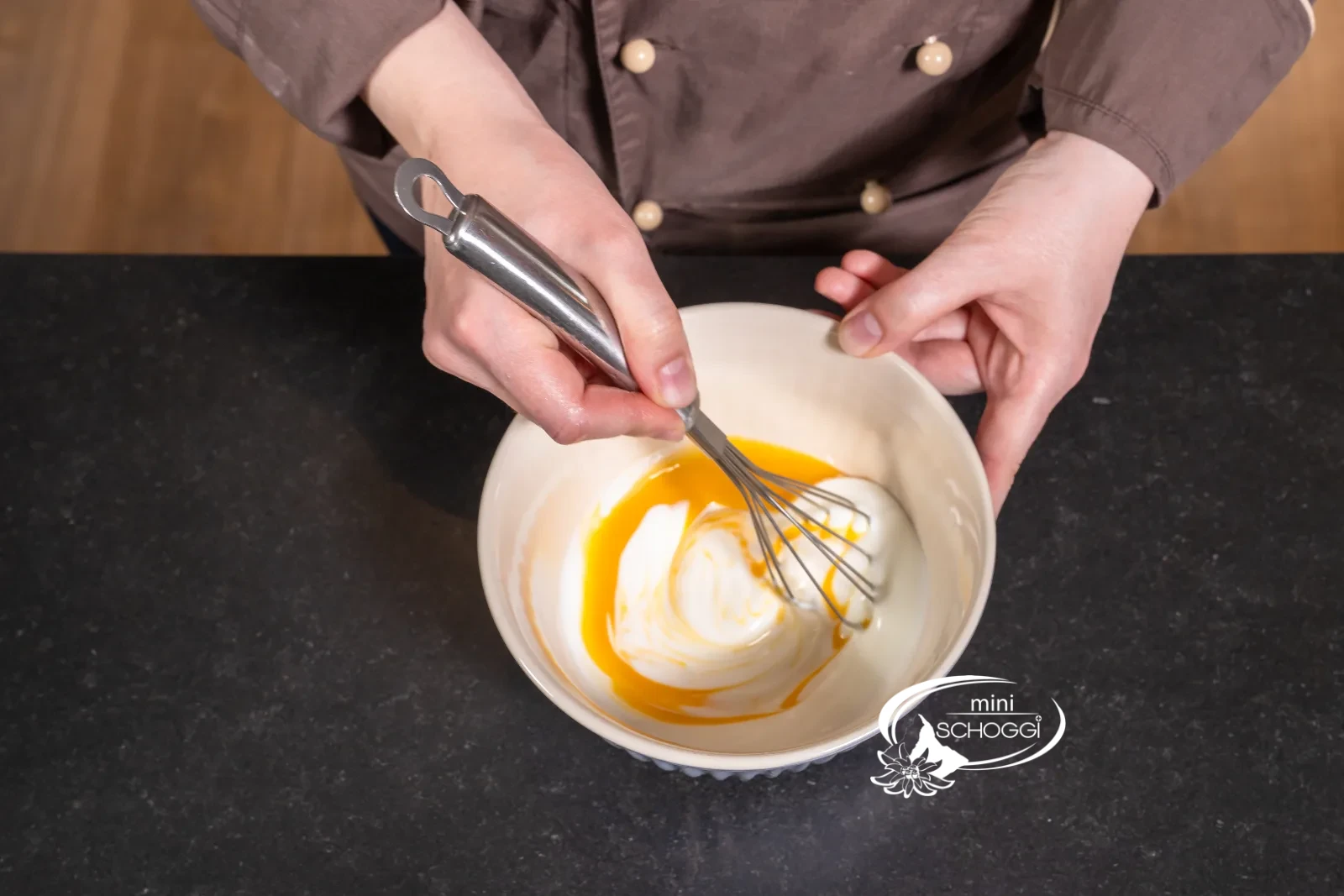 Tuorlo, zucchero e yogurt naturale vengono mescolati con la frusta