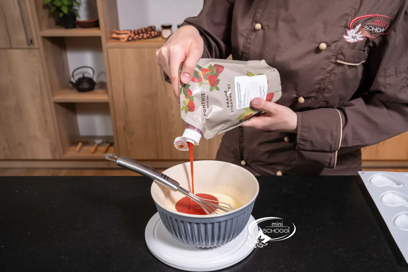 La purea di fragole viene versata nella massa allo yogurt