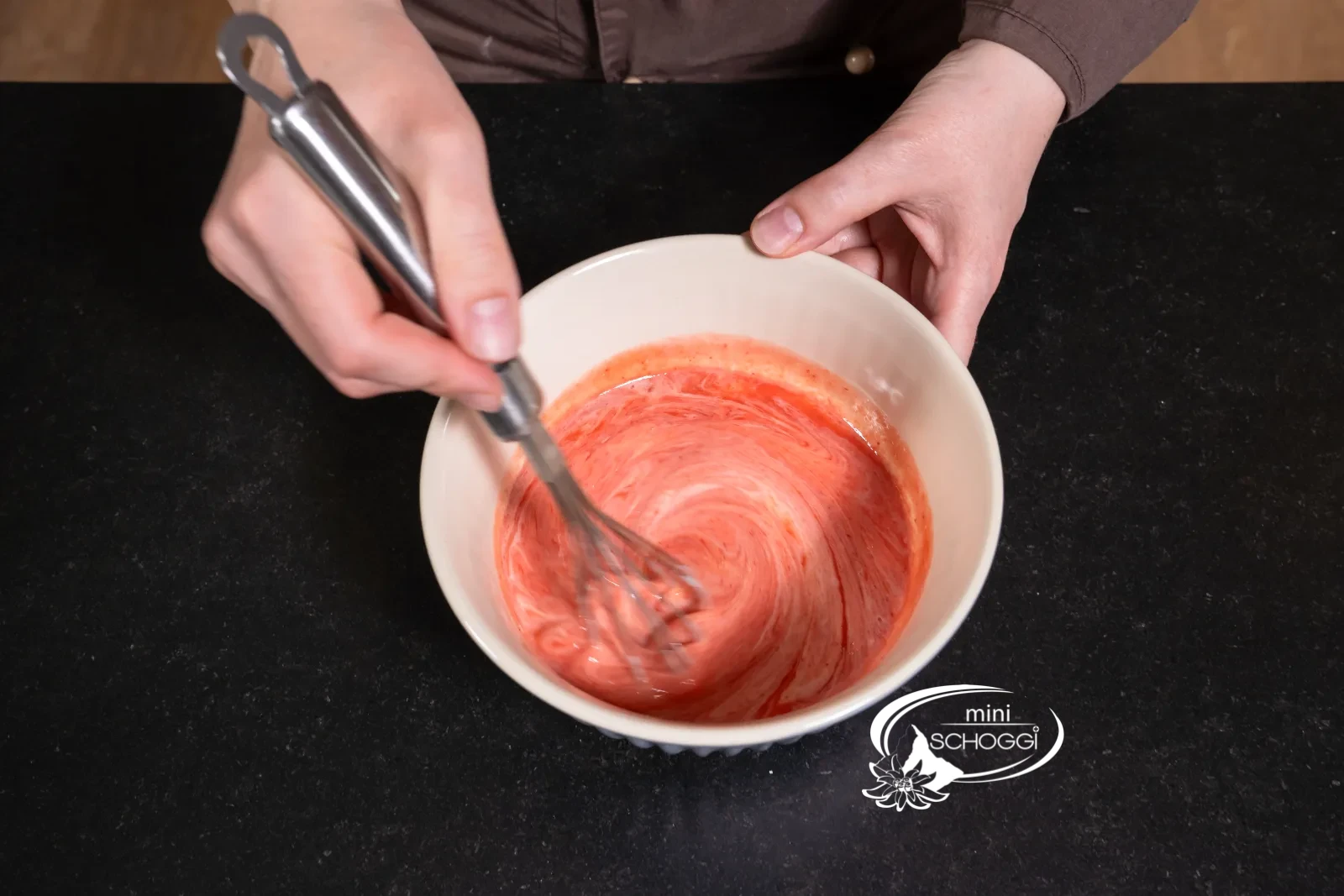 La massa rosa allo yogurt e fragola è mescolata liscia