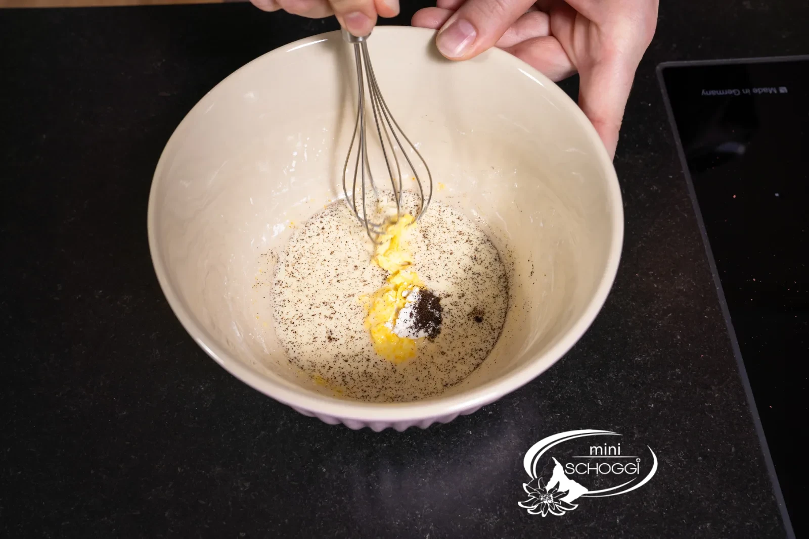 Crema in polvere alla vaniglia, latte e semi di vaniglia vengono mescolati separatamente