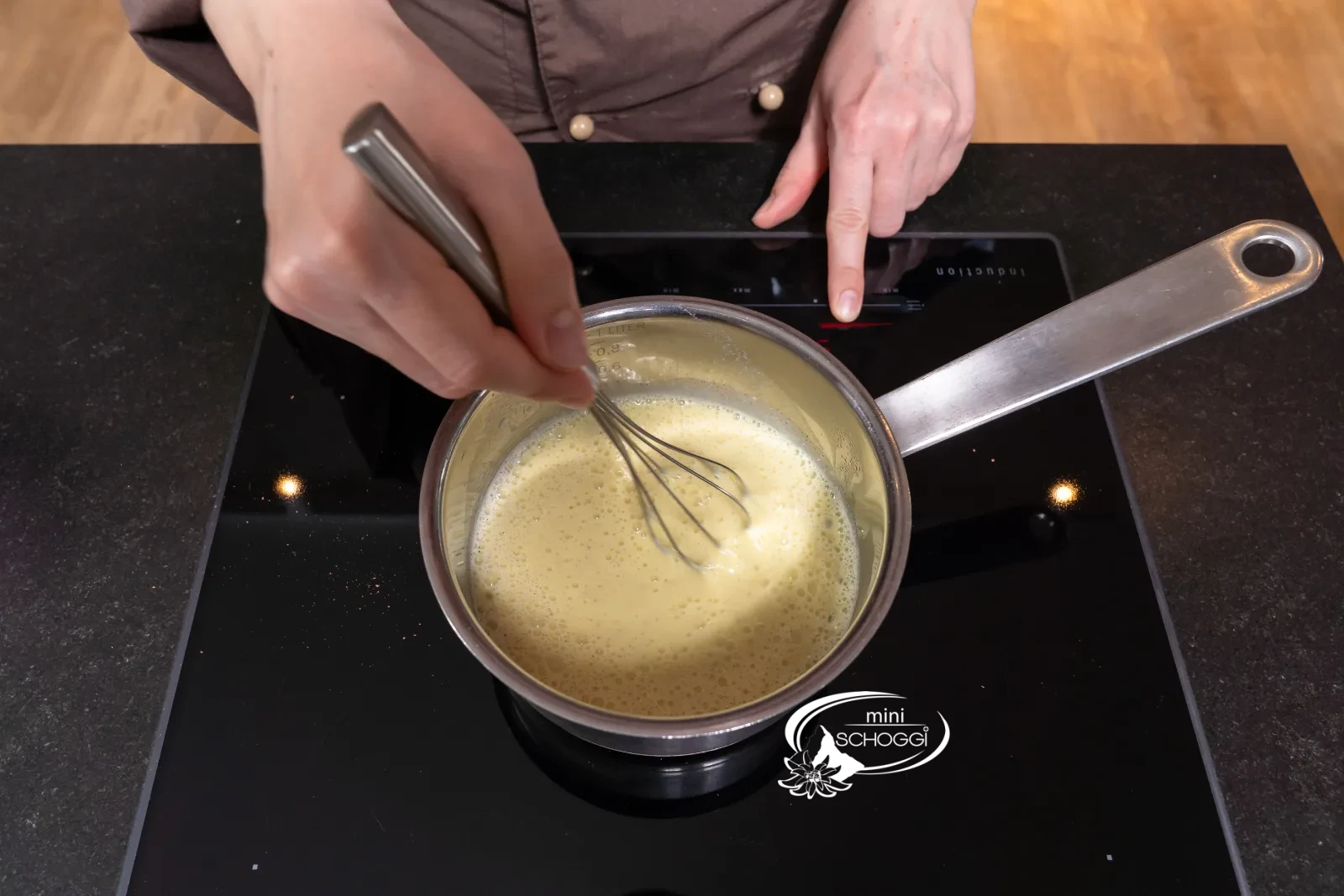 Mescolando continuamente si forma una crema alla vaniglia densa